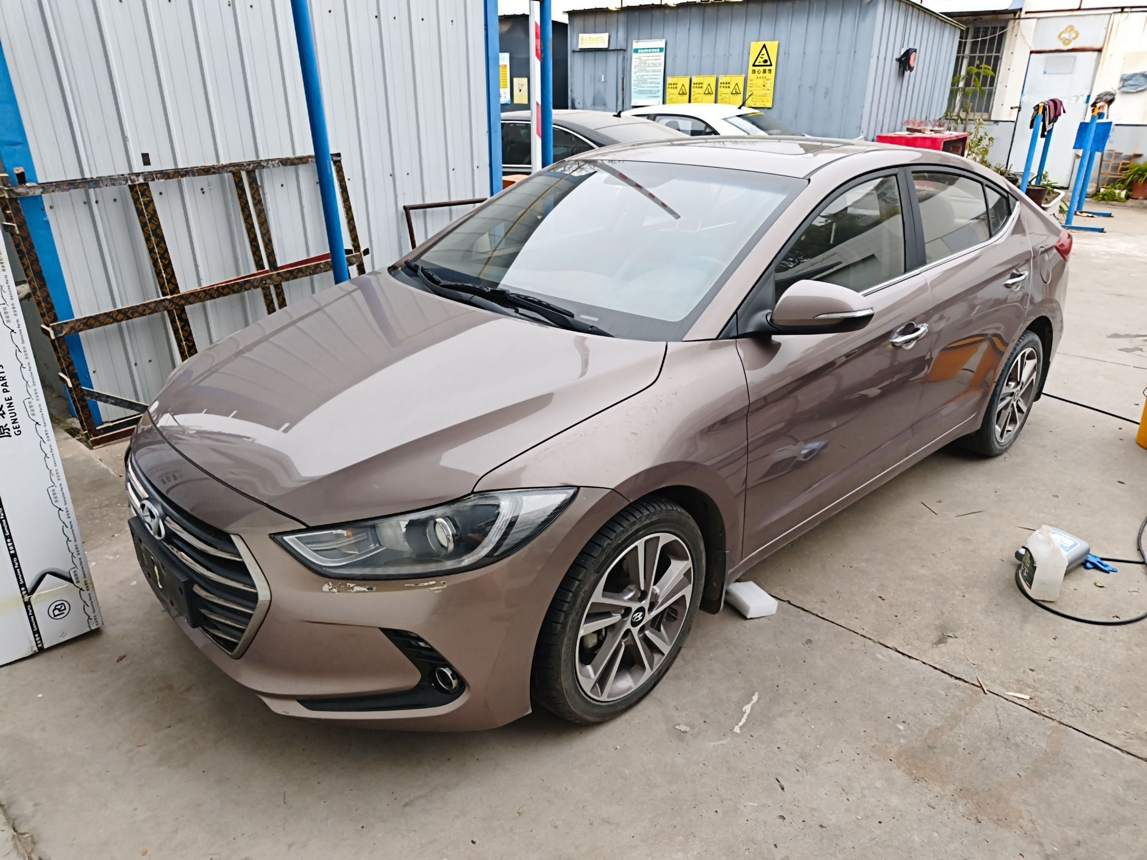 Под передней частью автомобиля