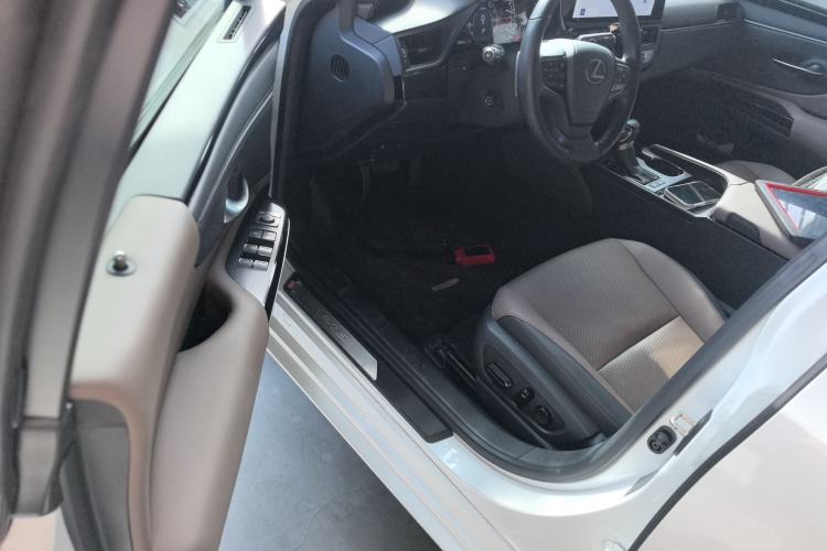 Used Lexus ES 2023 200 Excellence Edition
