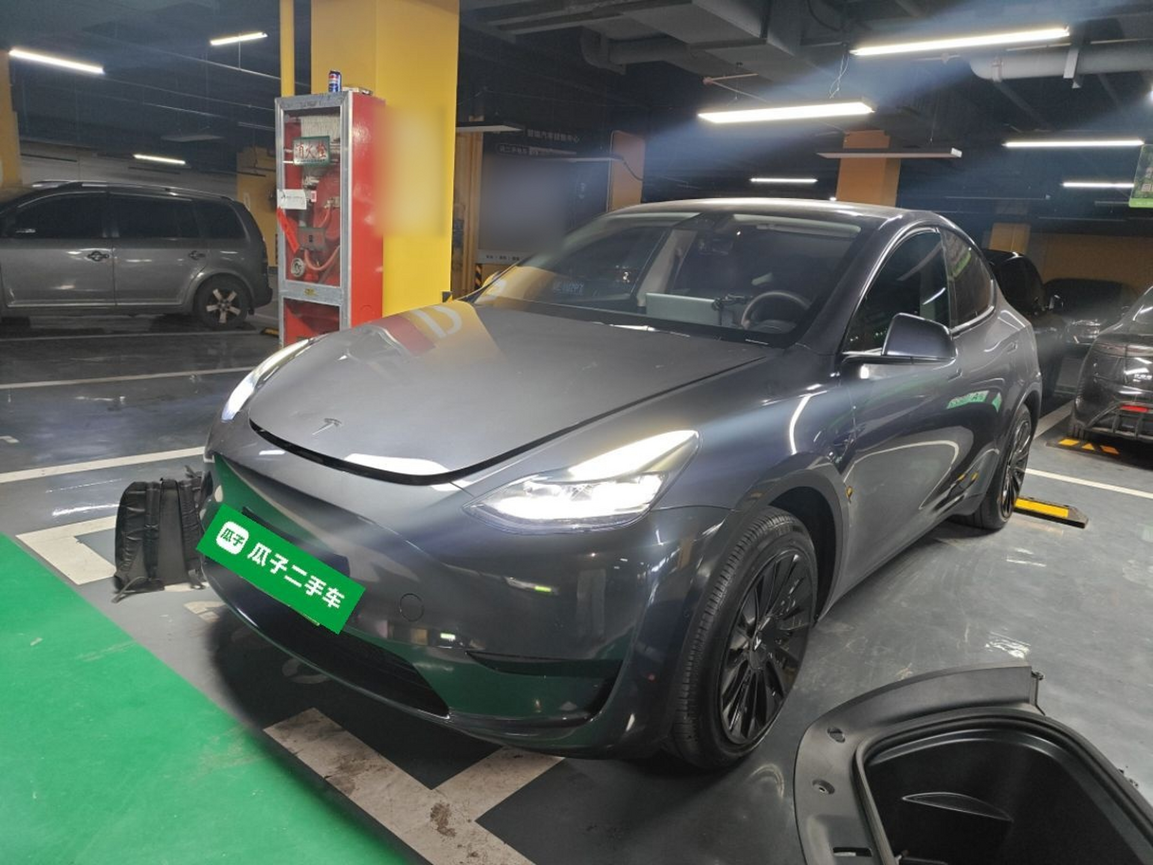 Под передней частью автомобиля