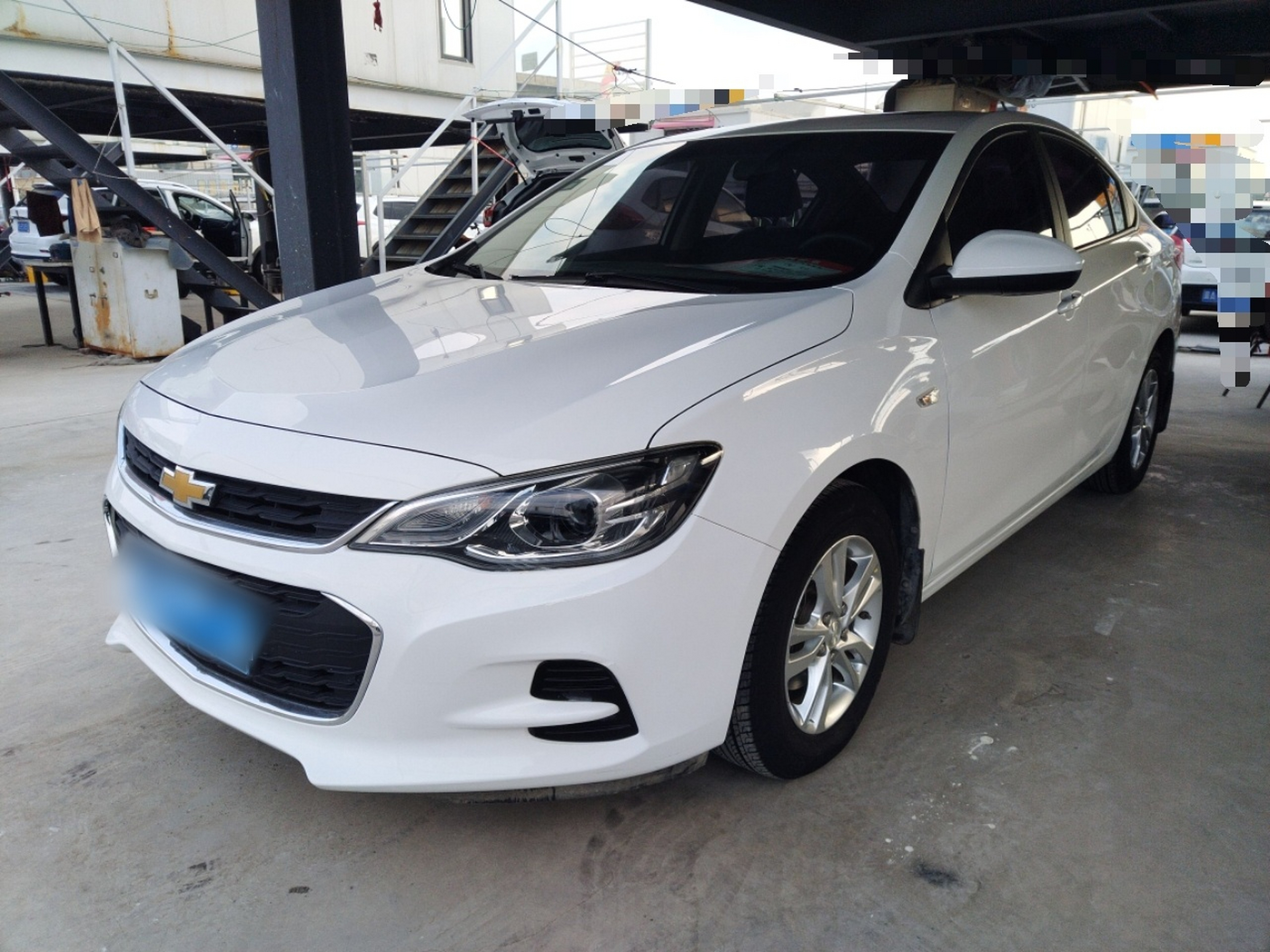 تحت مقدمة السيارة