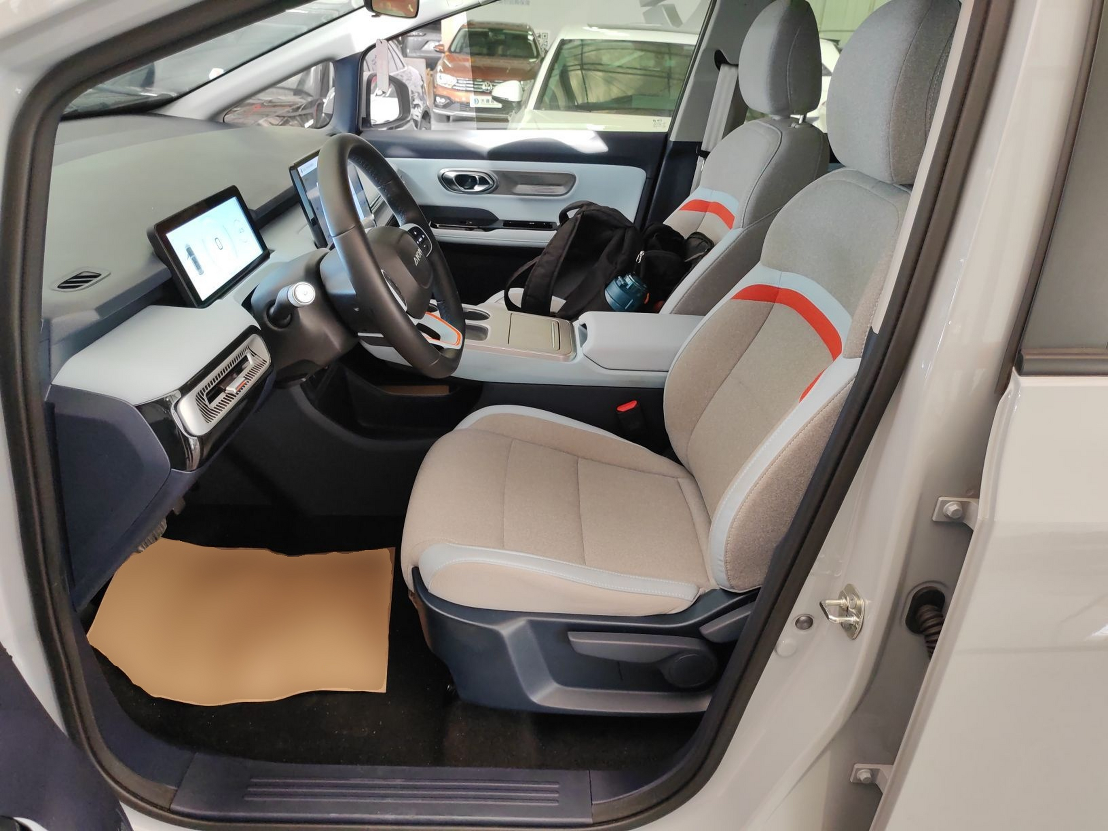 المقاعد الأمامية داخل السيارة