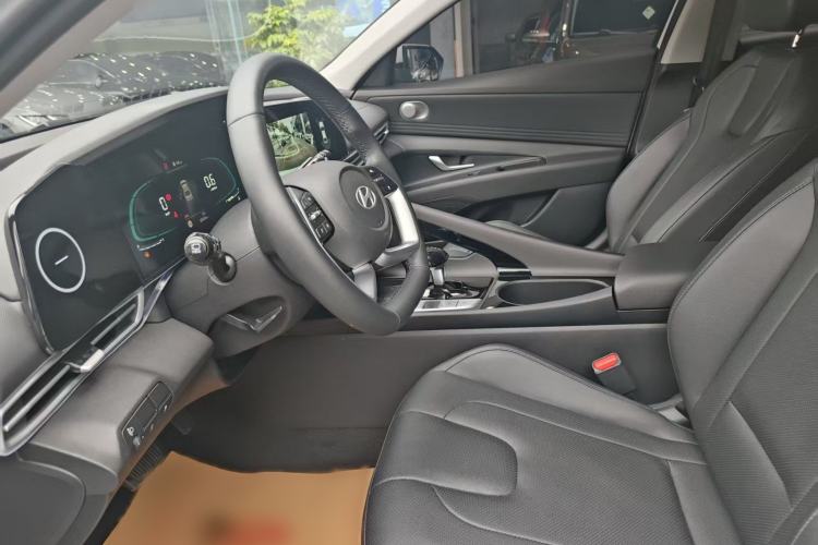 Used Hyundai Elantra 2023 1.5L CVT LUX Prestige Edition
