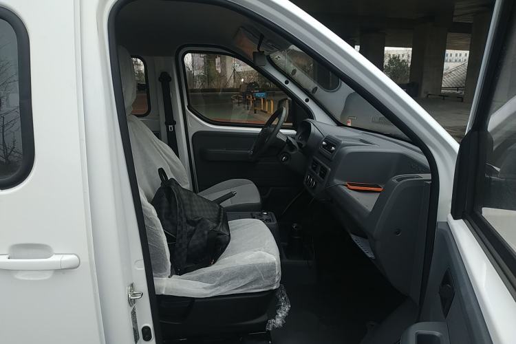 Used Wuling Yangguang 2024 300KM Comfort Version Passenger Van 75kW
