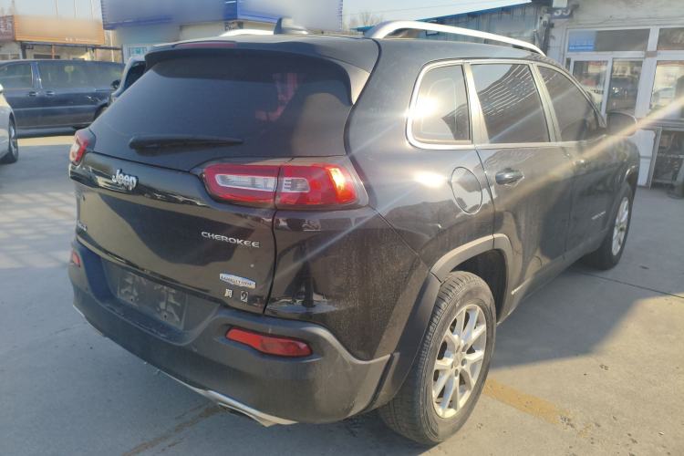 Used  Cherokee 2016 2.4L Professional Edition
