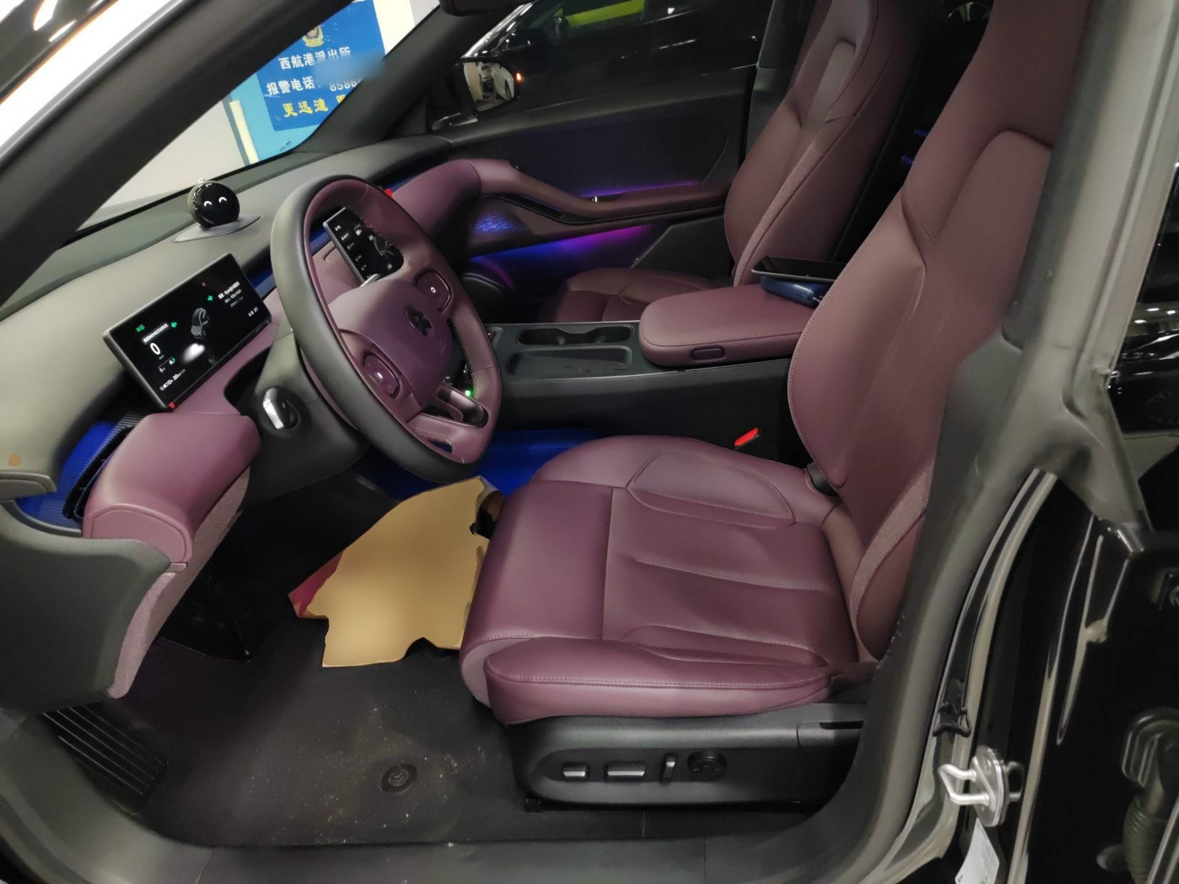 المقاعد الأمامية داخل السيارة