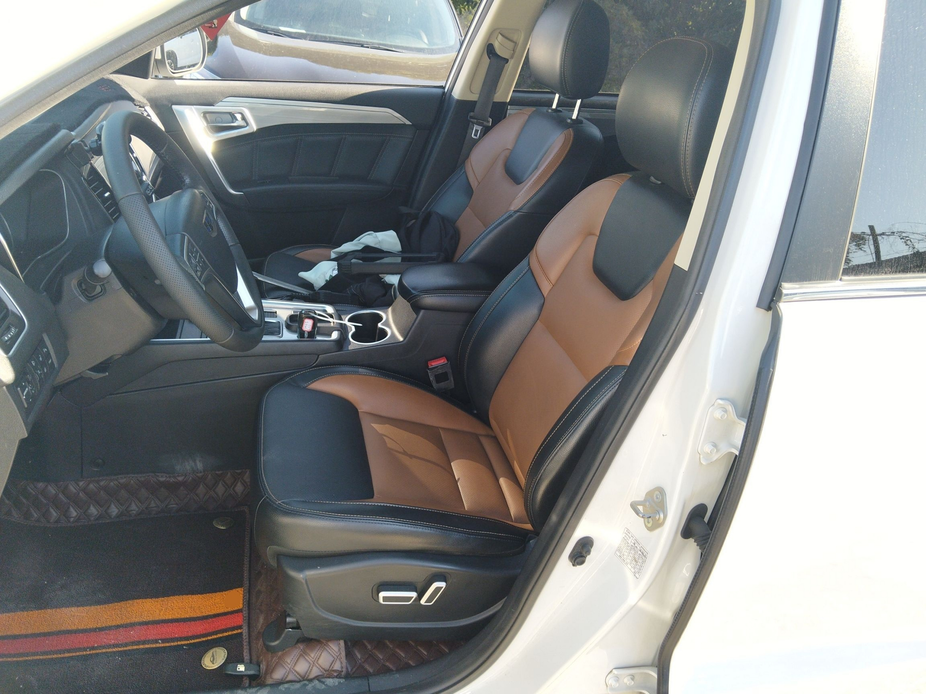 المقاعد الأمامية داخل السيارة