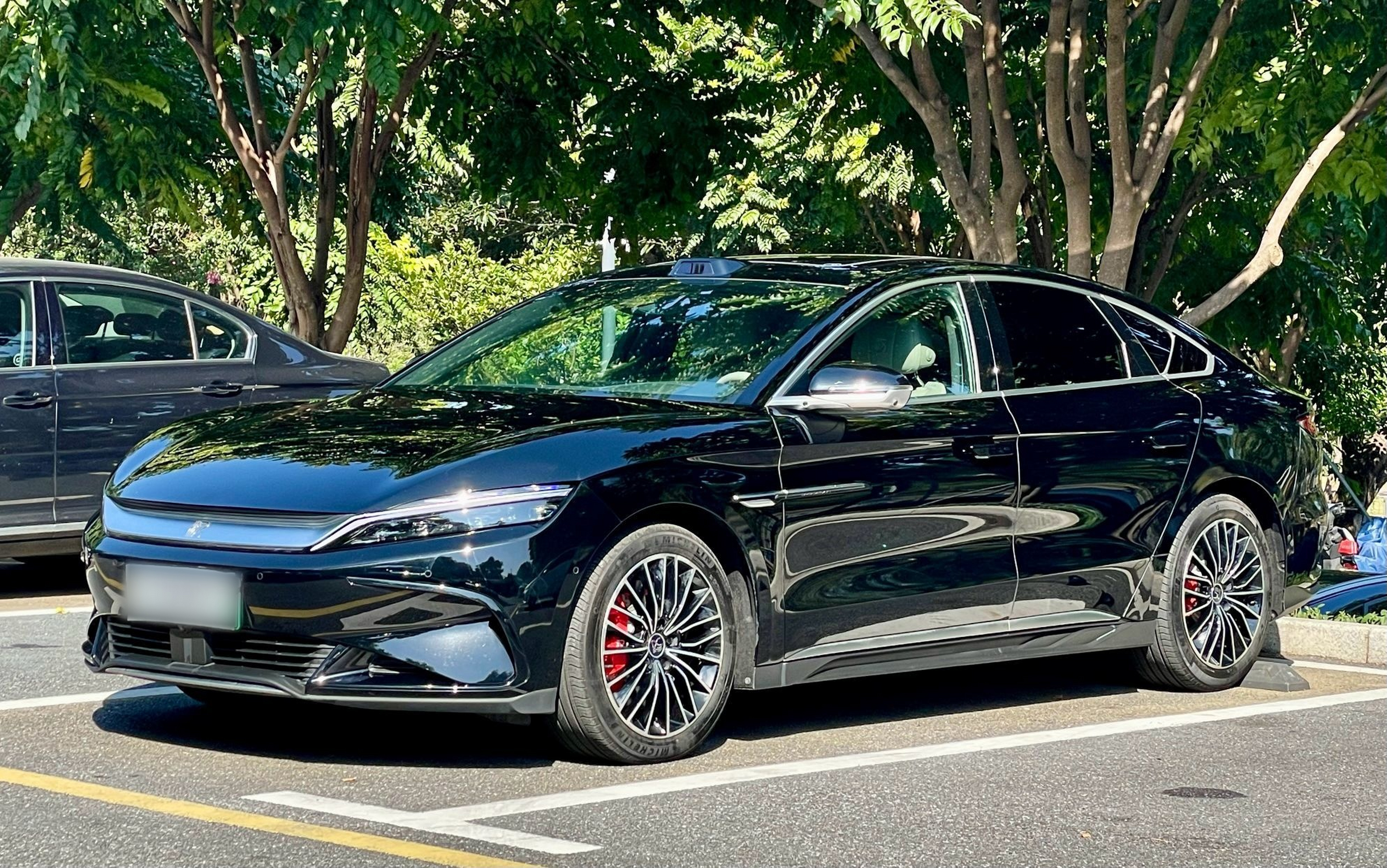 Под передней частью автомобиля