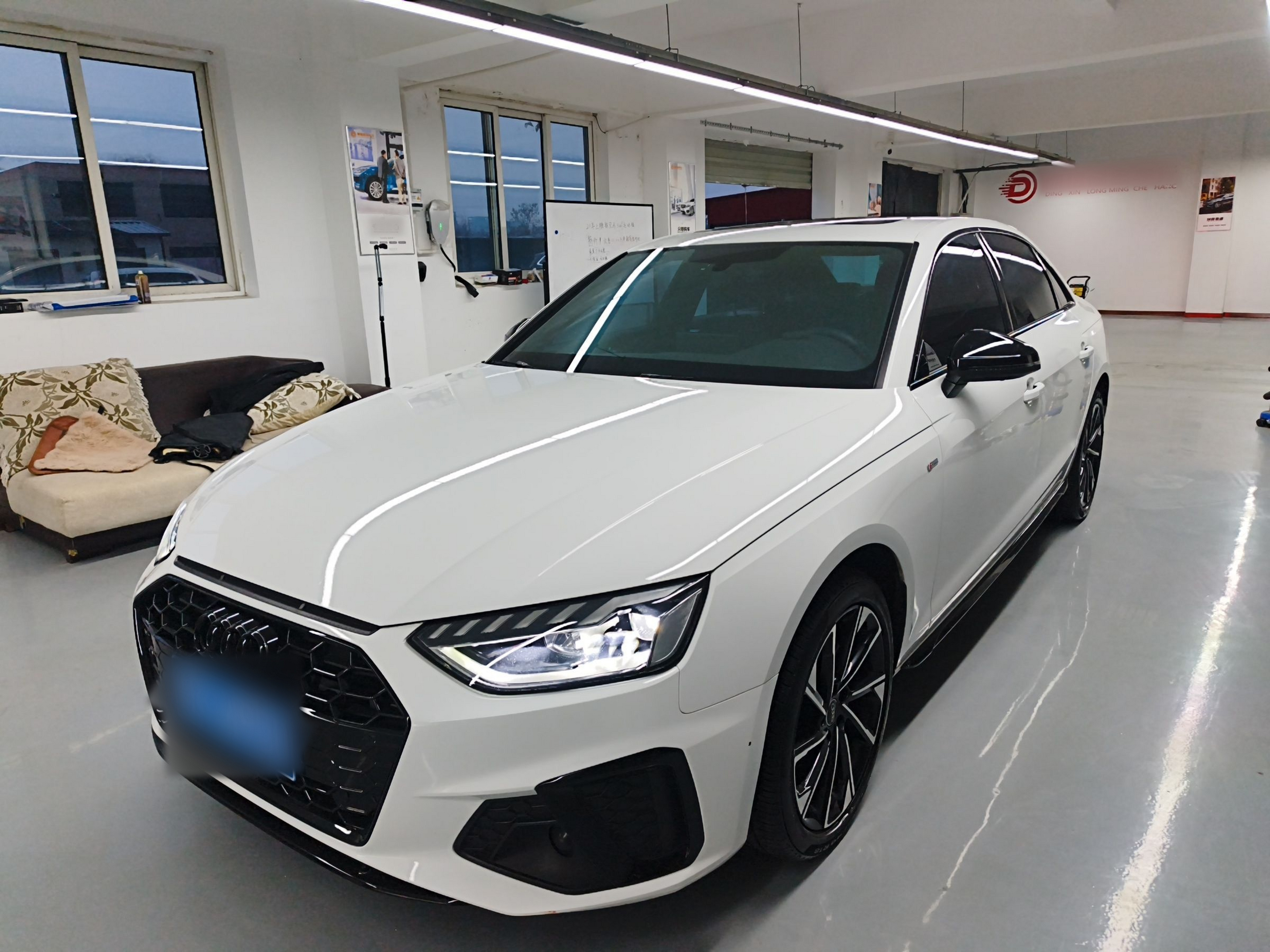 تحت مقدمة السيارة