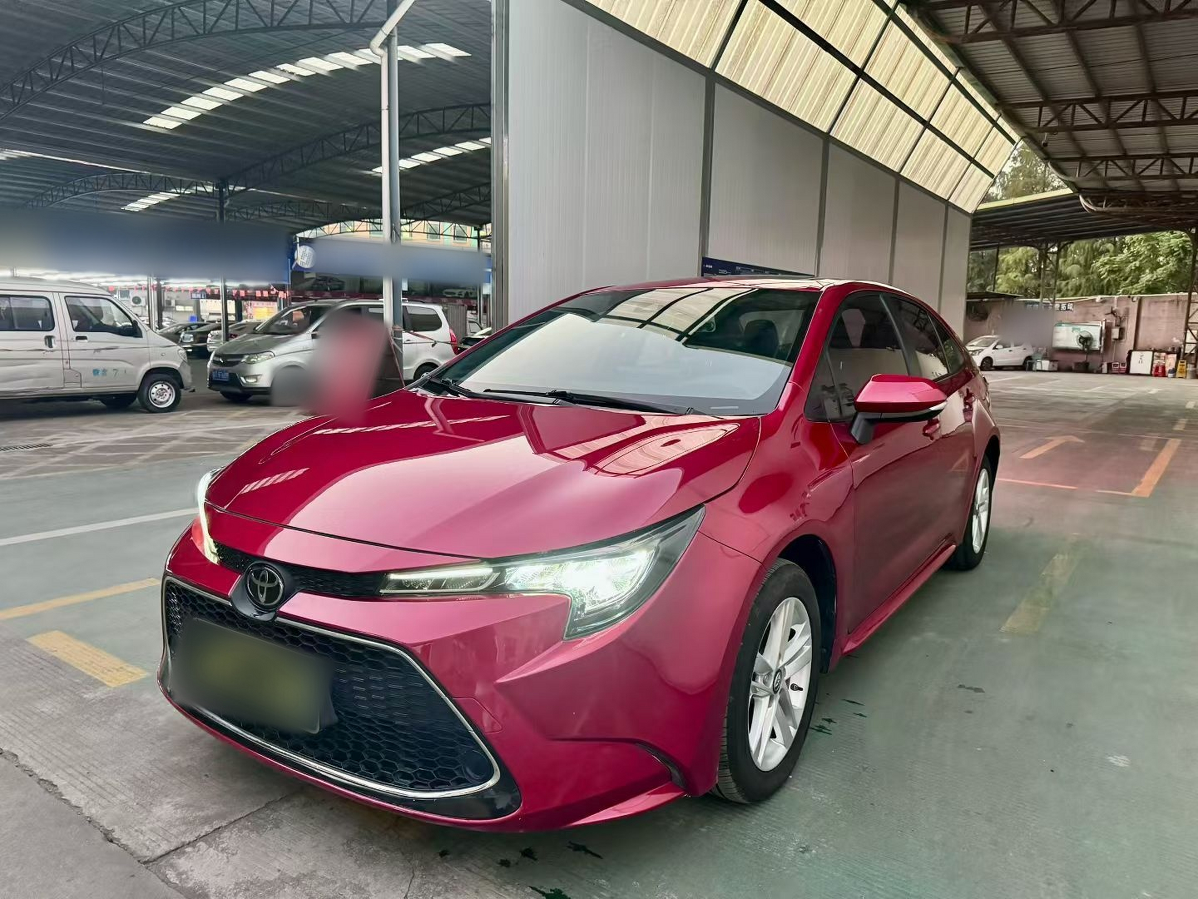 تحت مقدمة السيارة