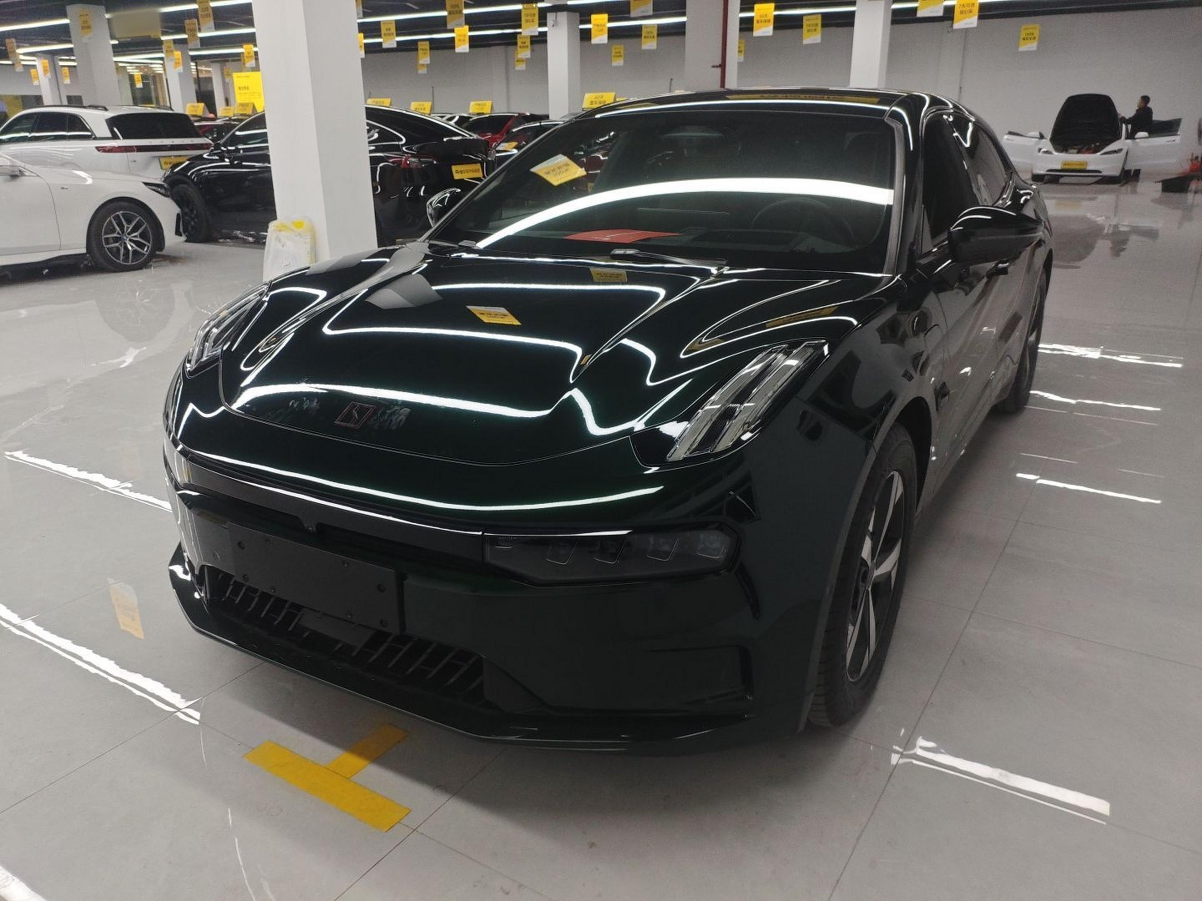 Под передней частью автомобиля