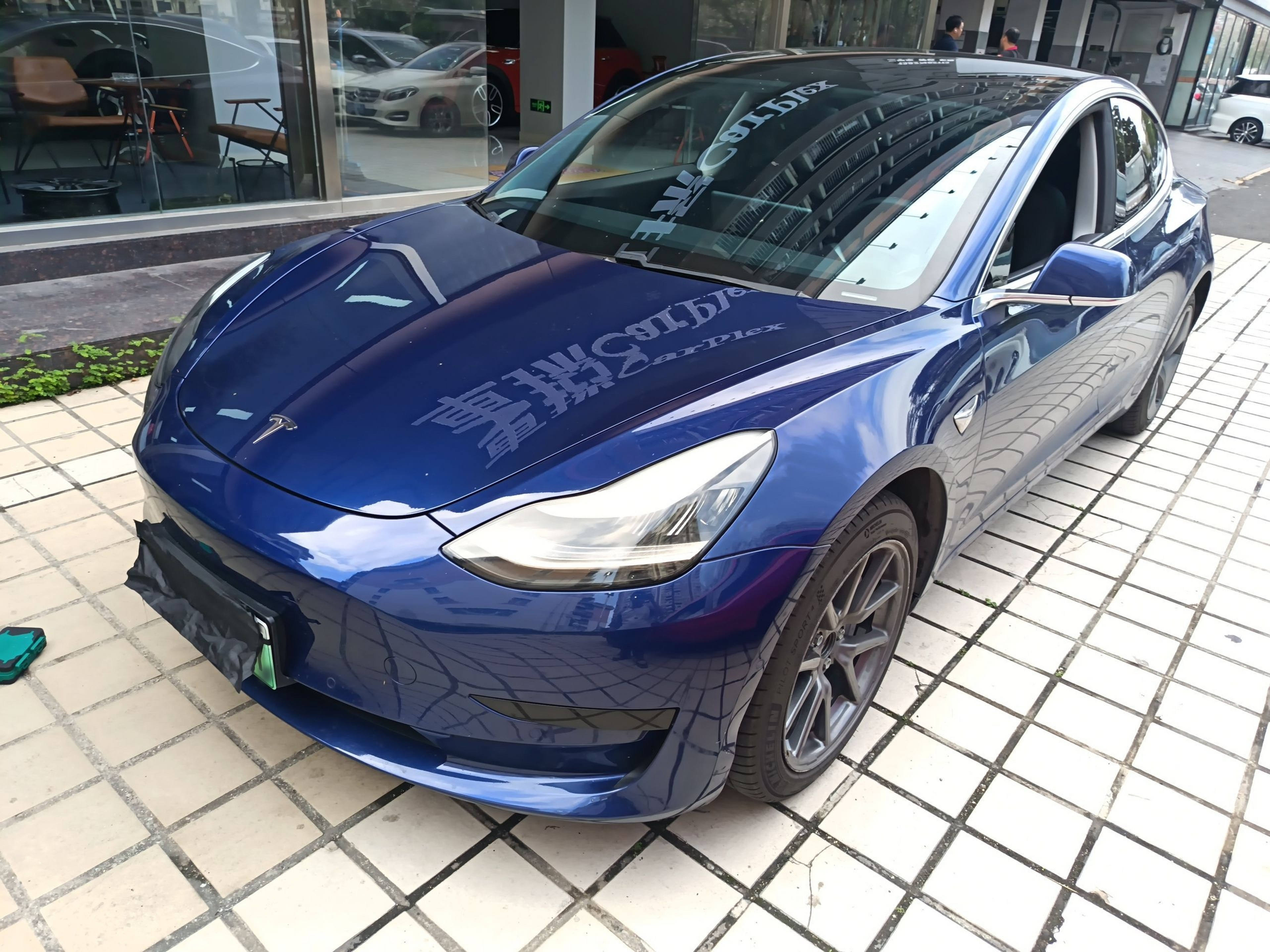 تحت مقدمة السيارة