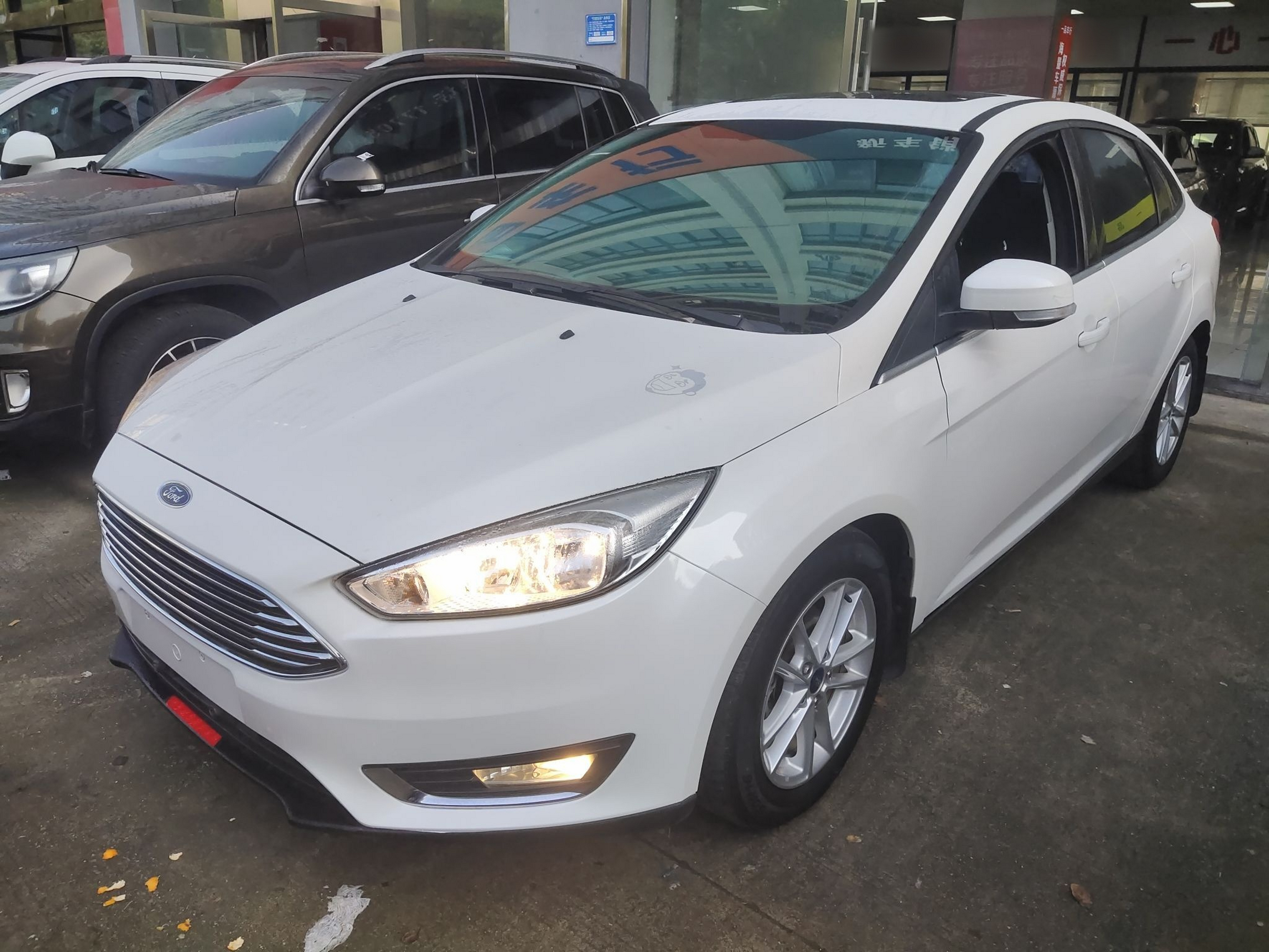 Под передней частью автомобиля