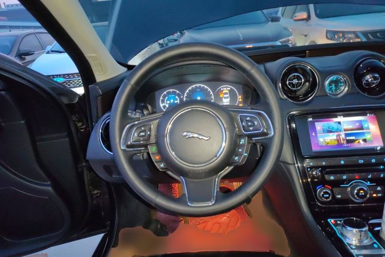 Used Jaguar XJ 2016 XJL 2.0T Two-Wheel-Drive Elegant Business Edition
