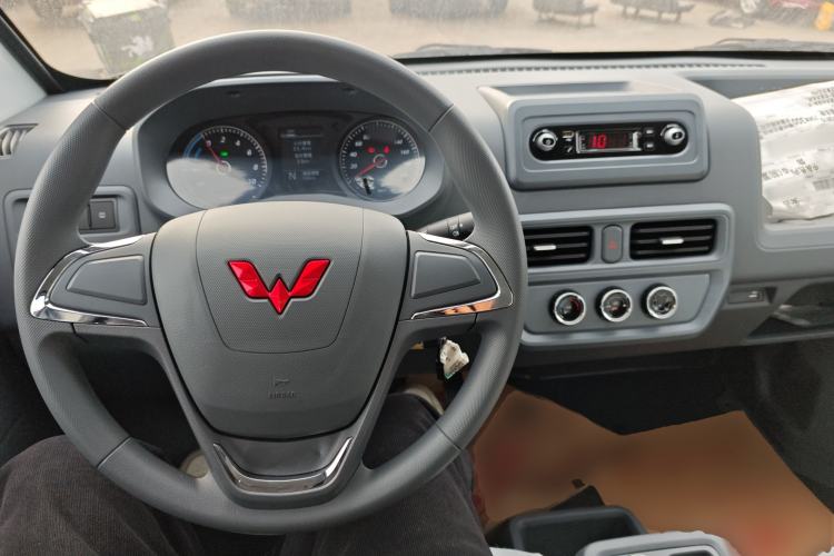 Used Wuling Yangguang 2024 300KM Comfort Version Passenger Van 75kW
