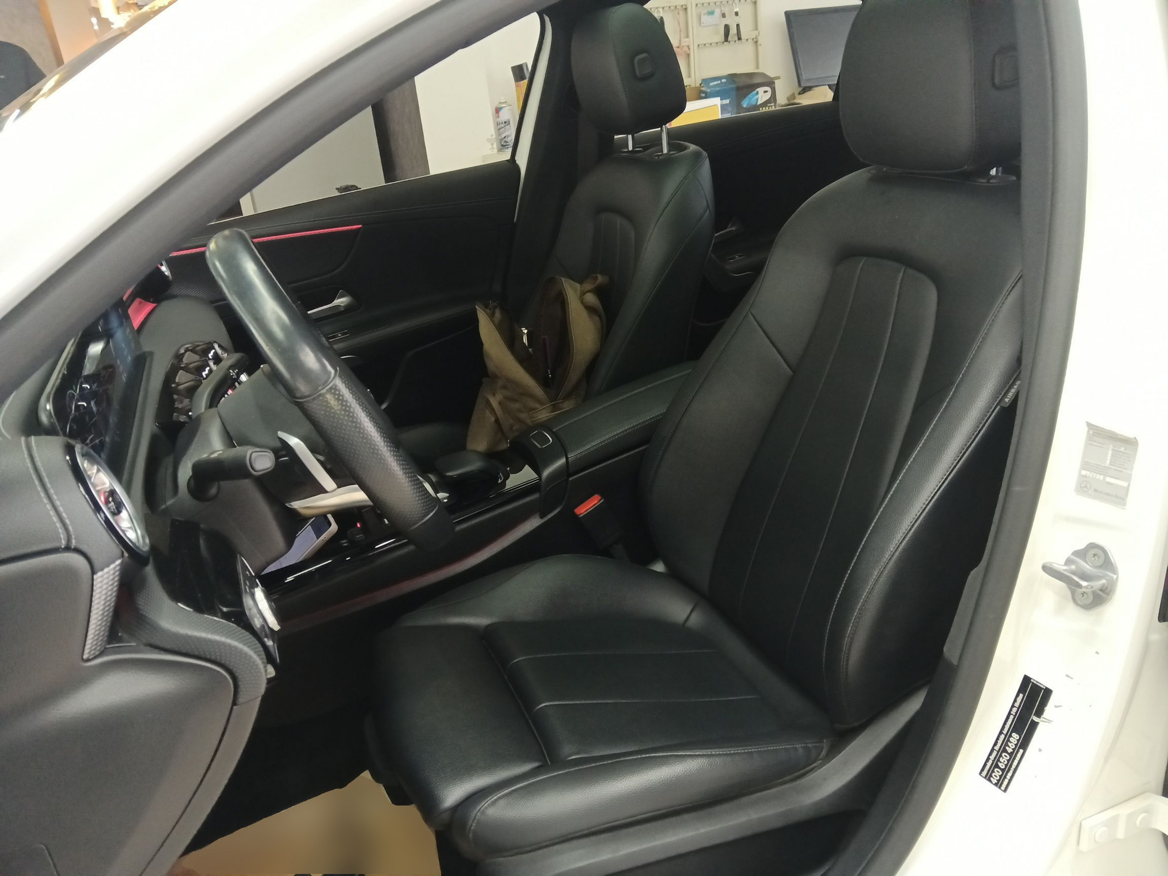 المقاعد الأمامية داخل السيارة