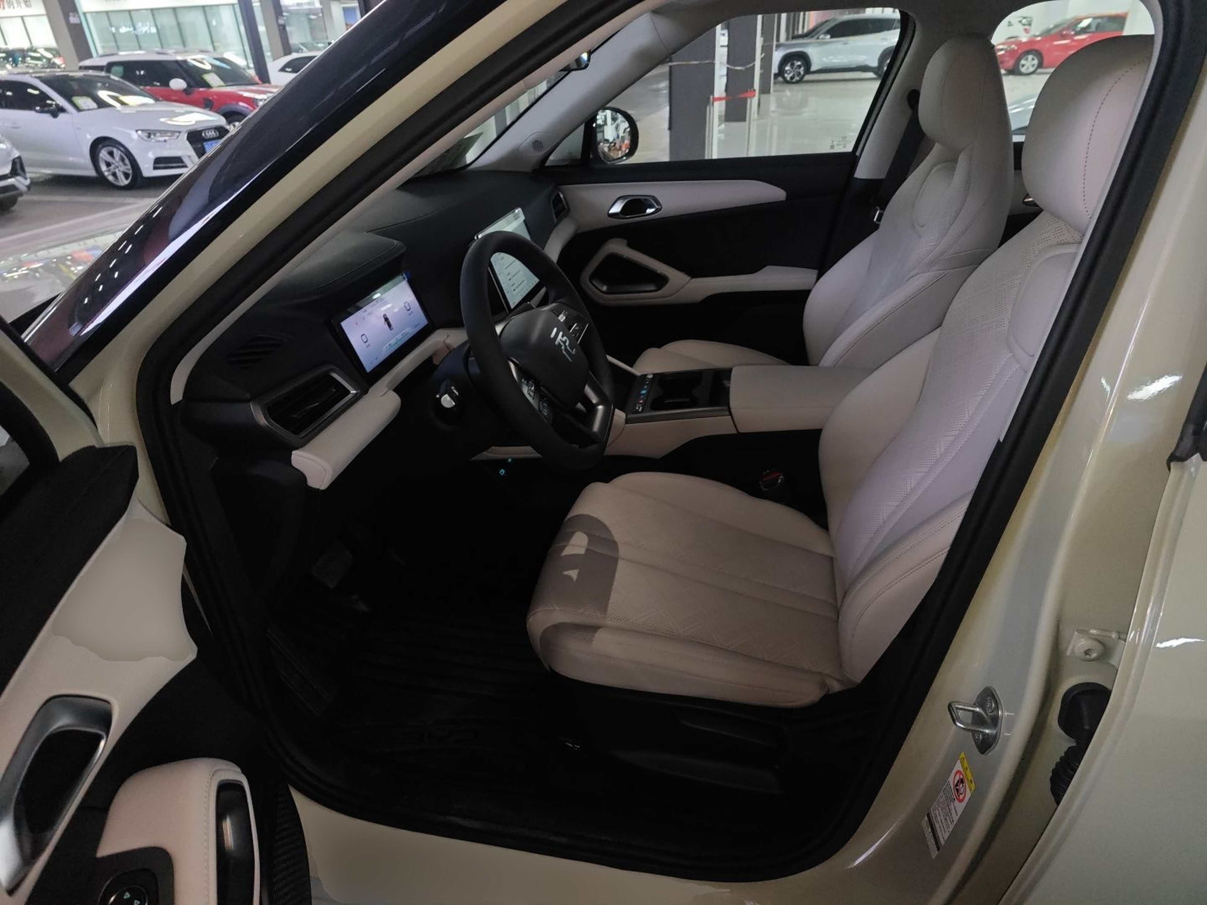 المقاعد الأمامية داخل السيارة