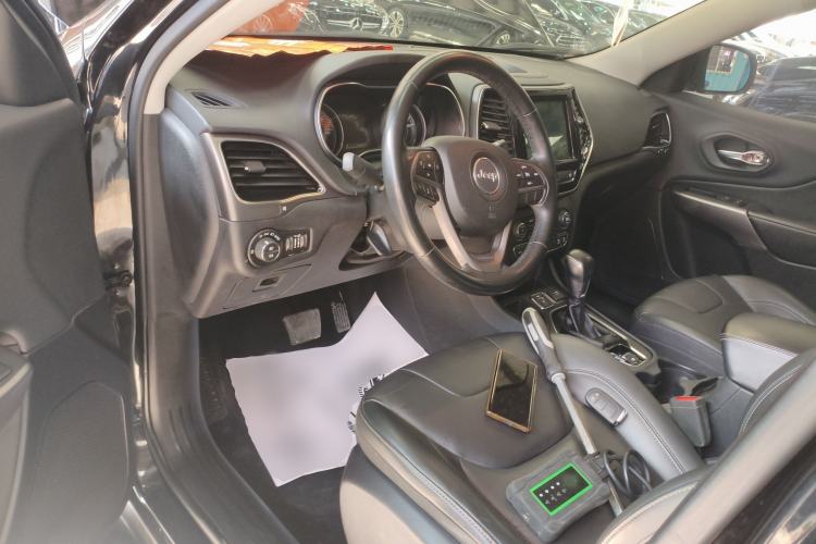 Used  Cherokee 2019 2.0T Two-Wheel Drive Smart Enjoyment Version China VI
