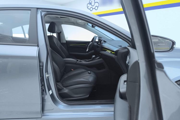 Used Roewe i5 2021 1.5L CVT Black Gold Edition
