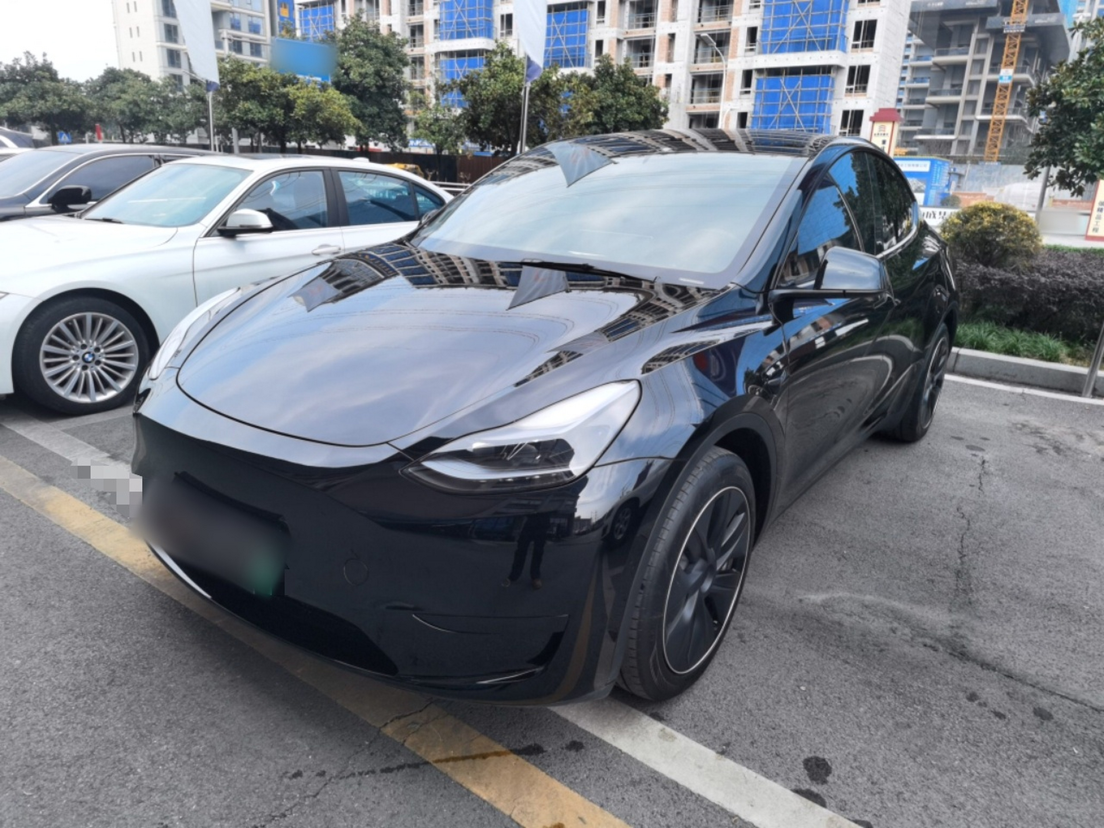 Под передней частью автомобиля