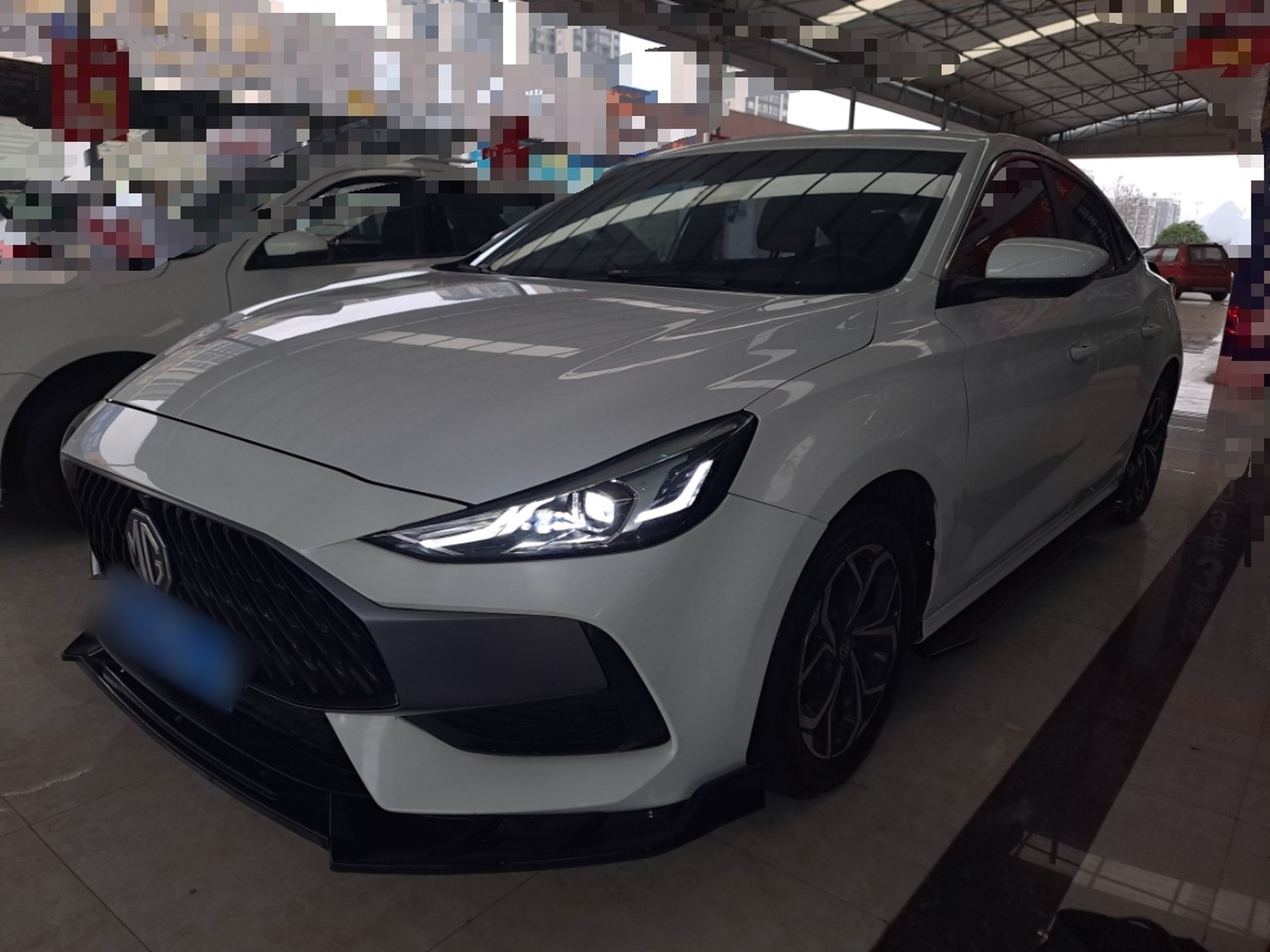 تحت مقدمة السيارة