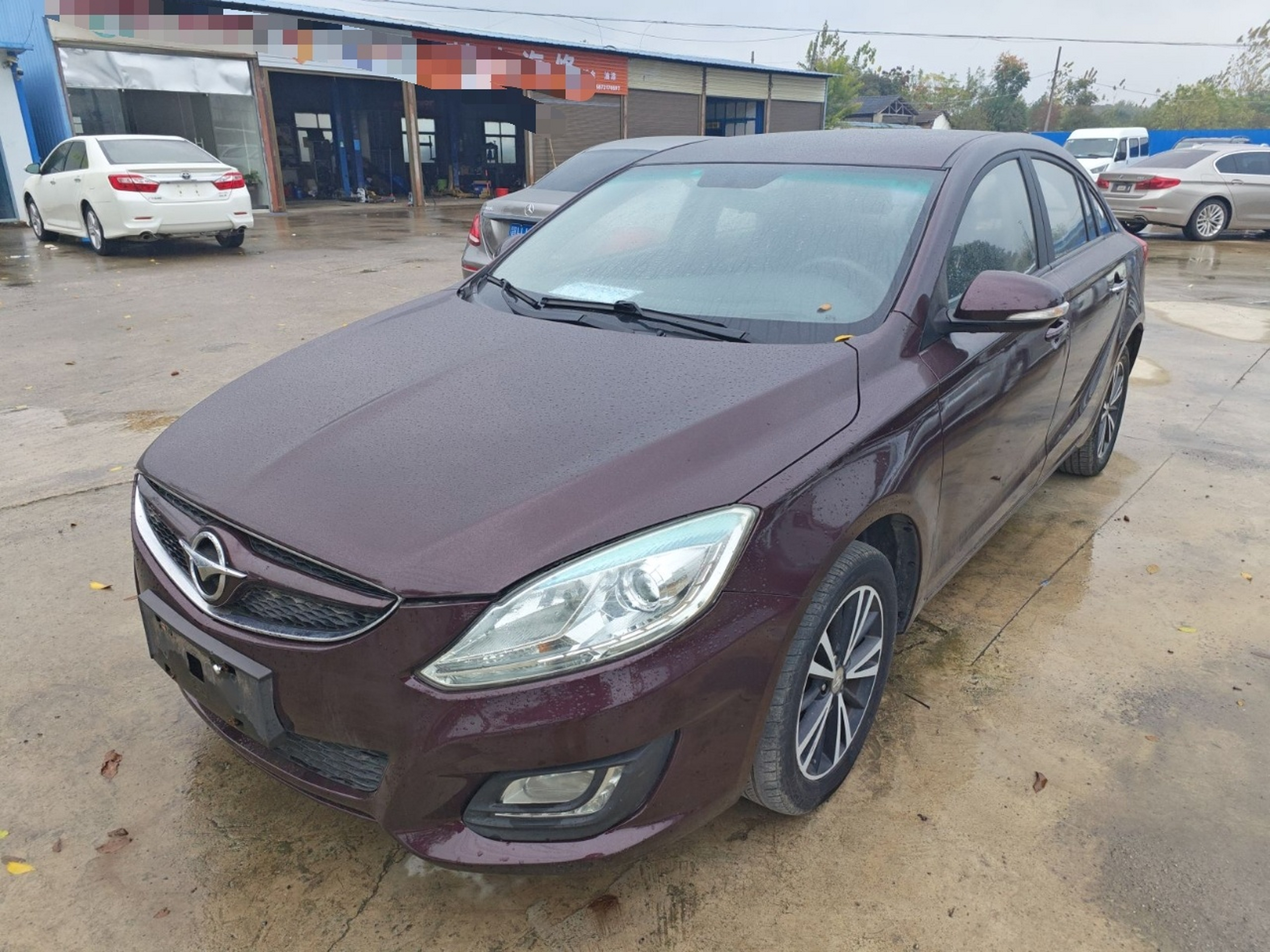 تحت مقدمة السيارة