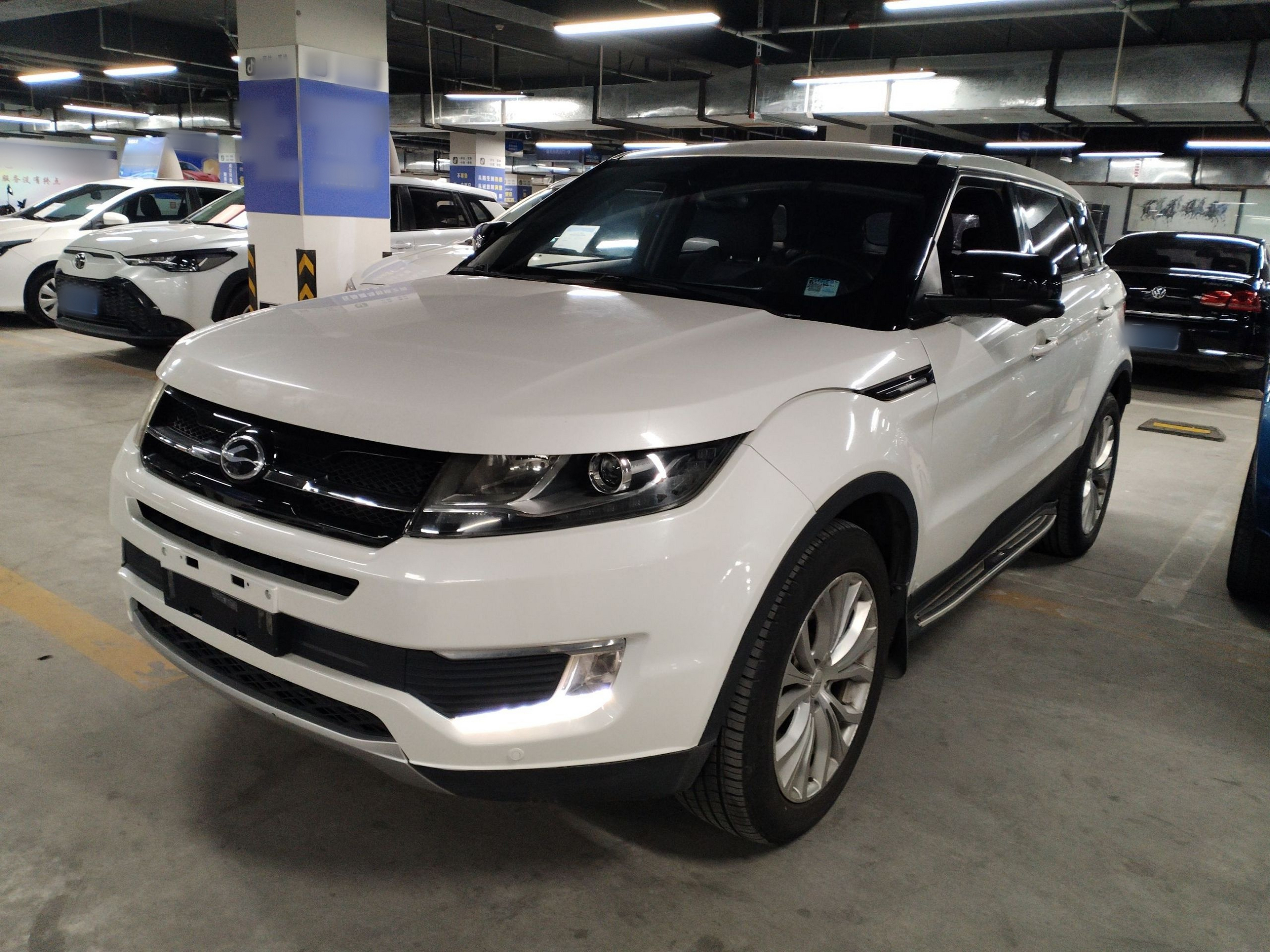 Под передней частью автомобиля