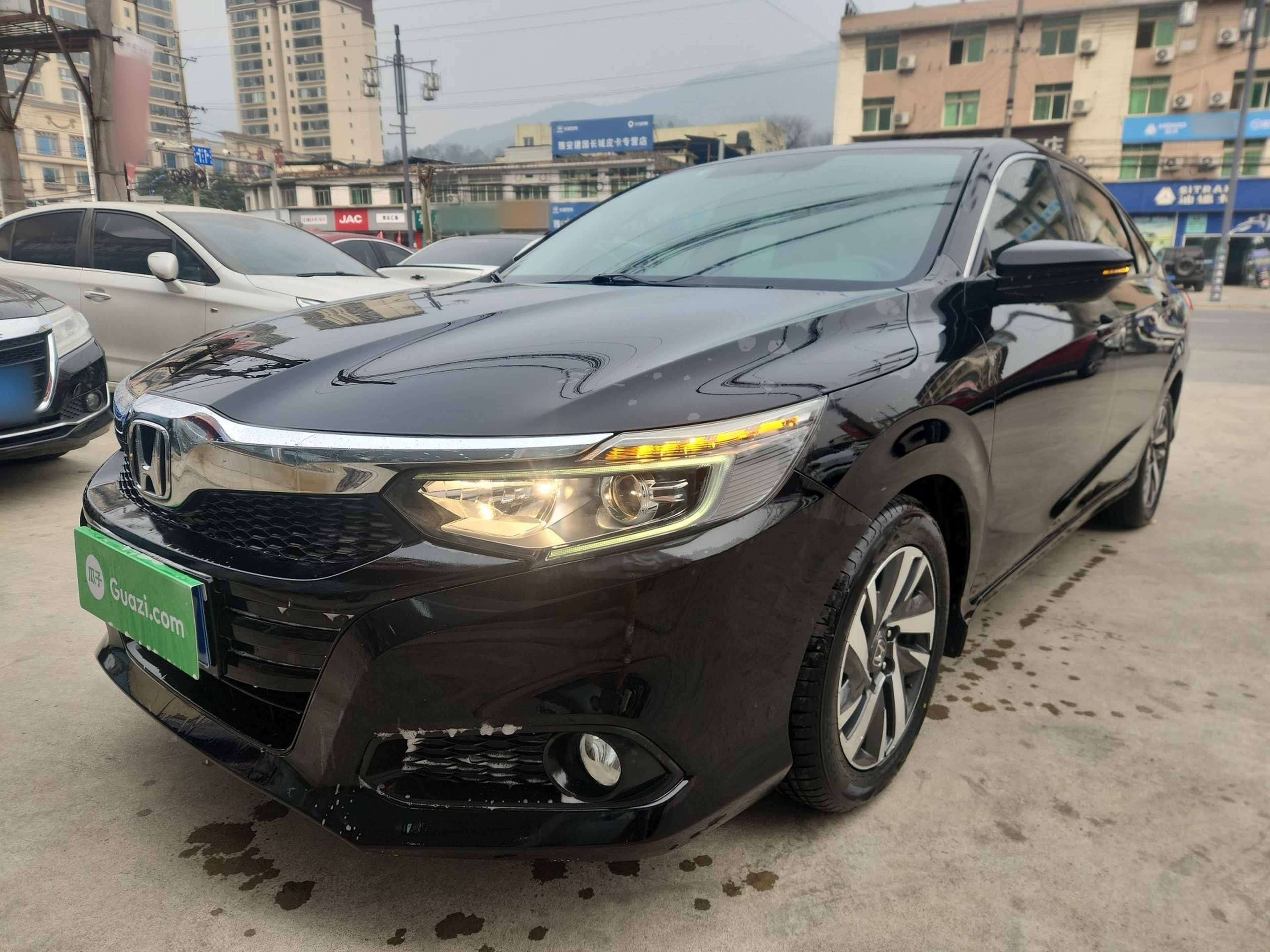 Под передней частью автомобиля