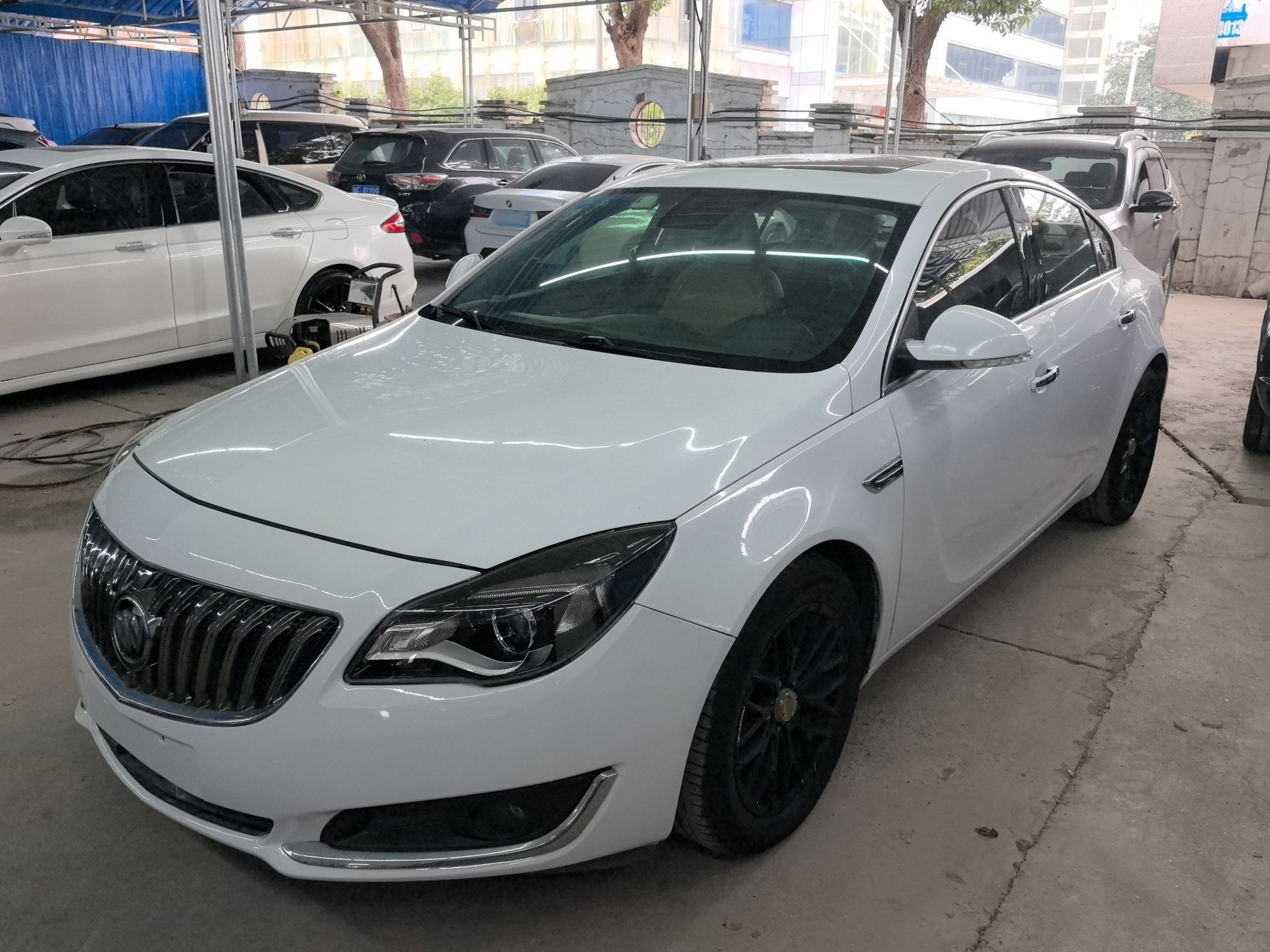 تحت مقدمة السيارة