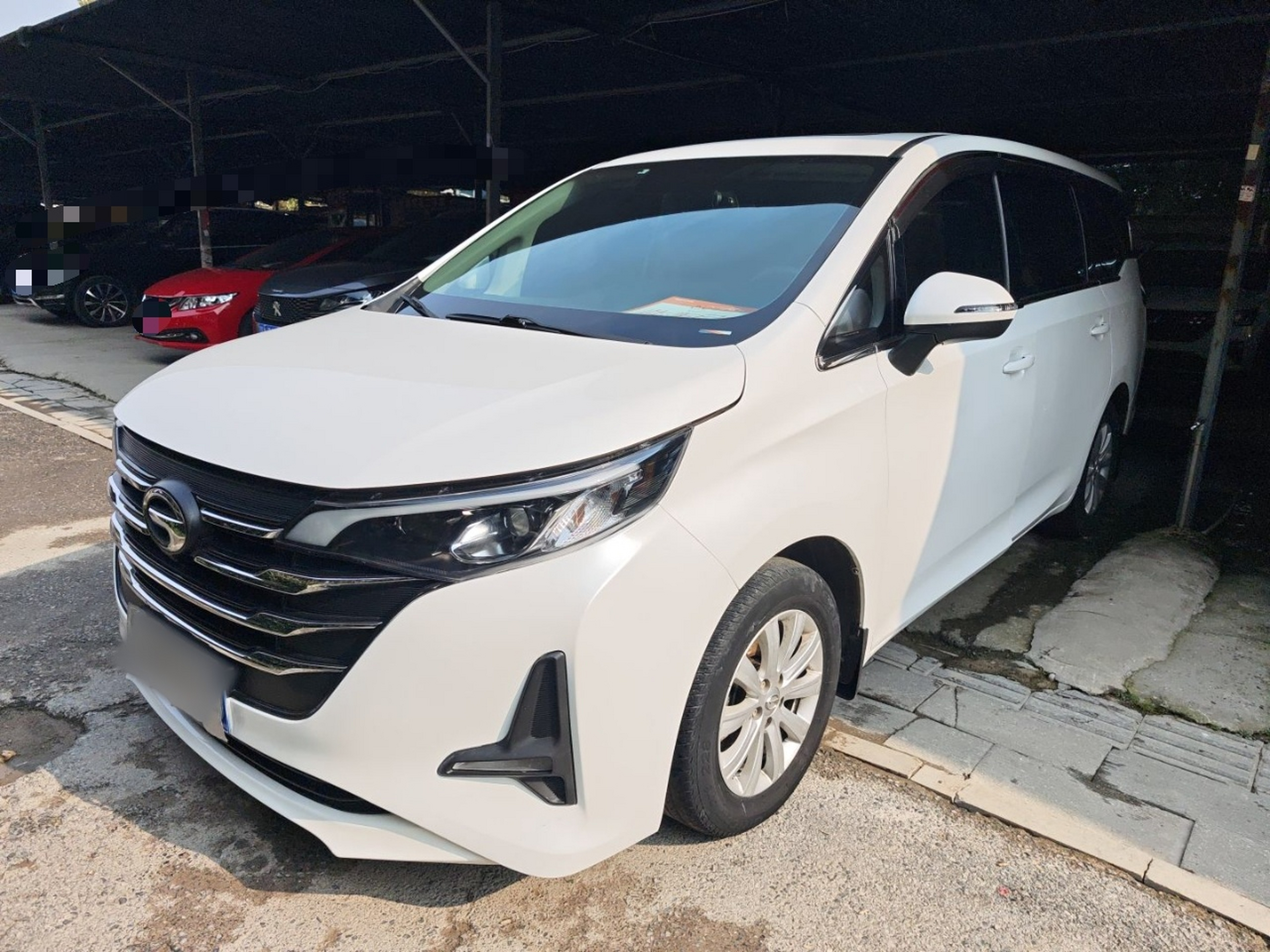 تحت مقدمة السيارة