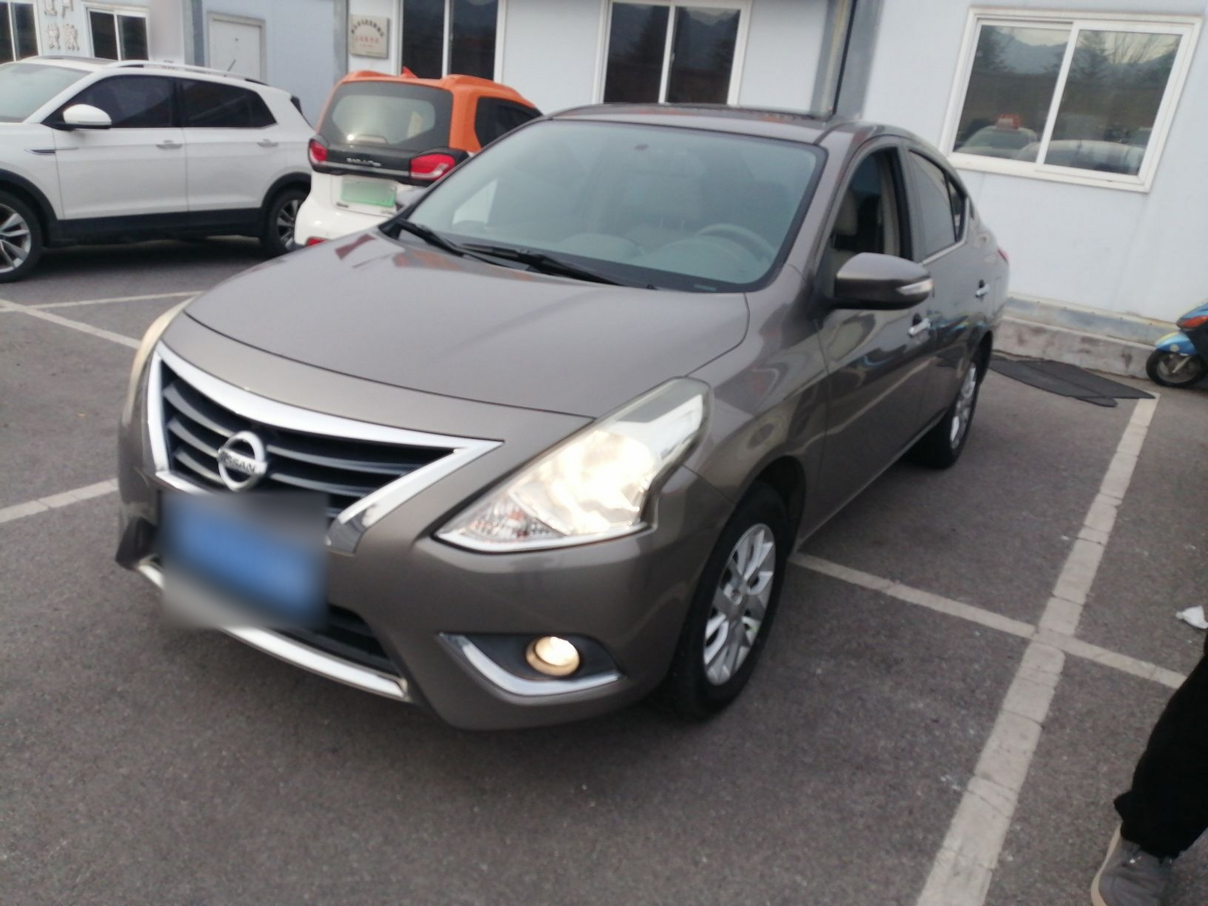 Под передней частью автомобиля