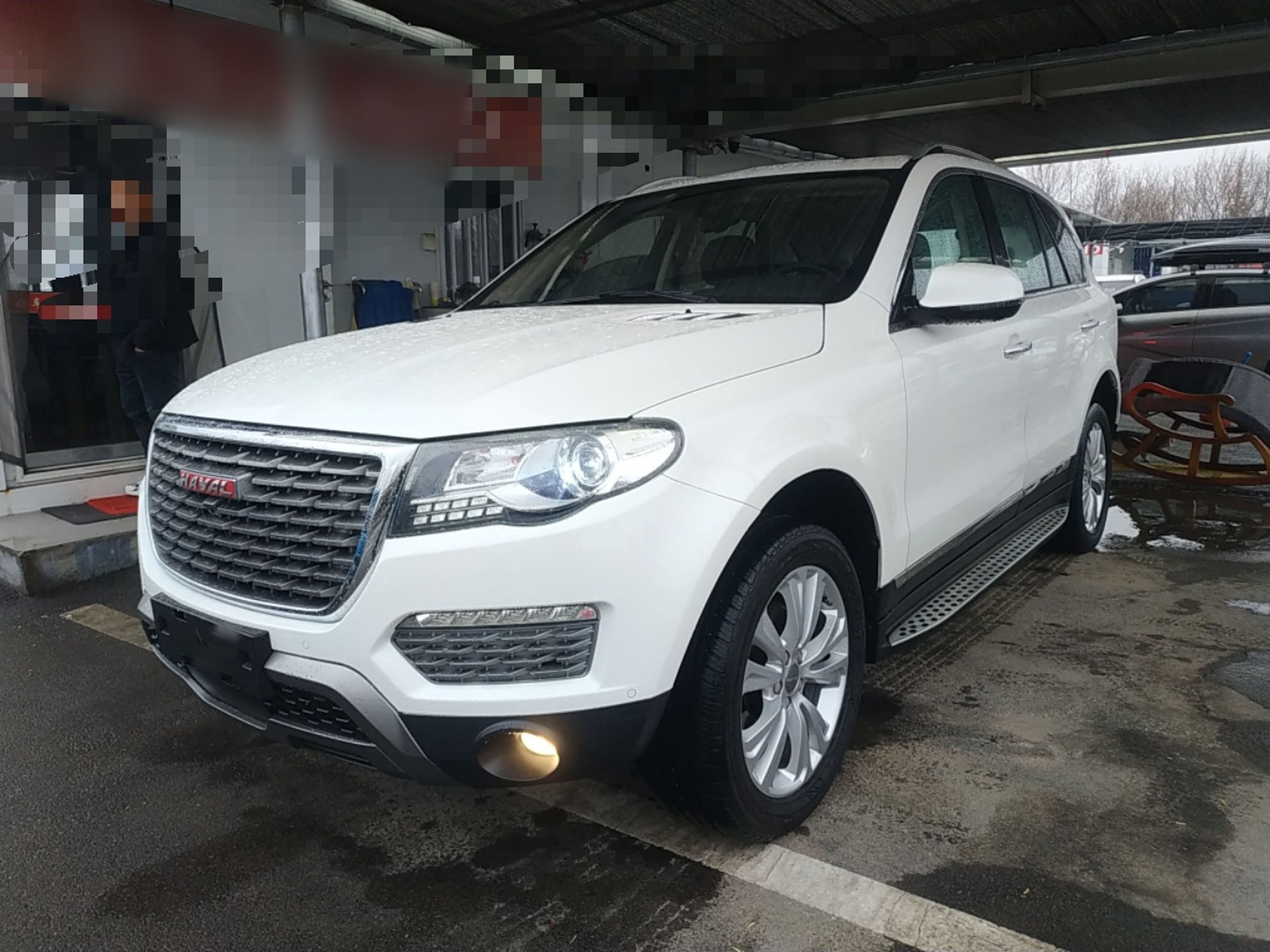 تحت مقدمة السيارة