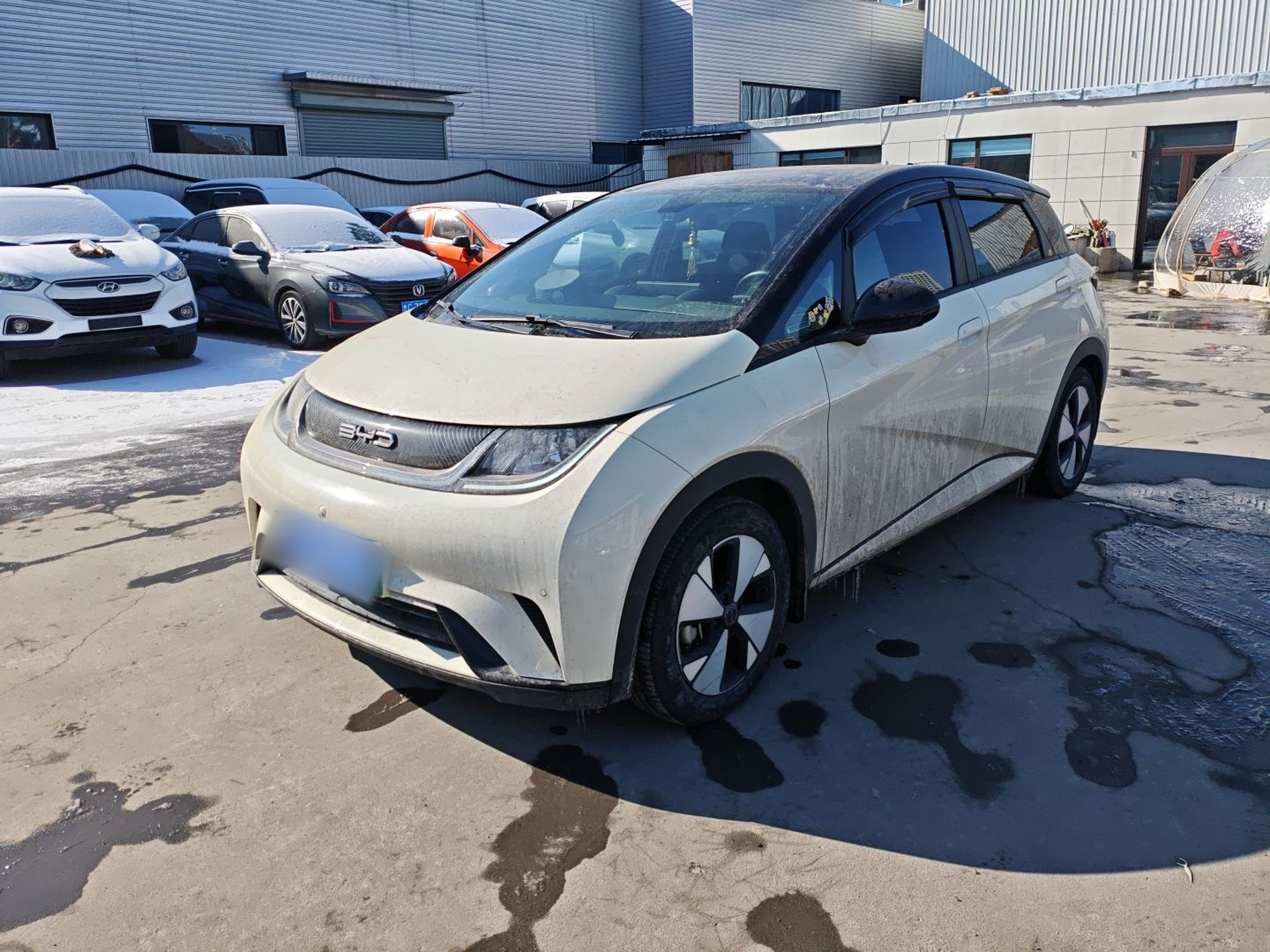 Под передней частью автомобиля