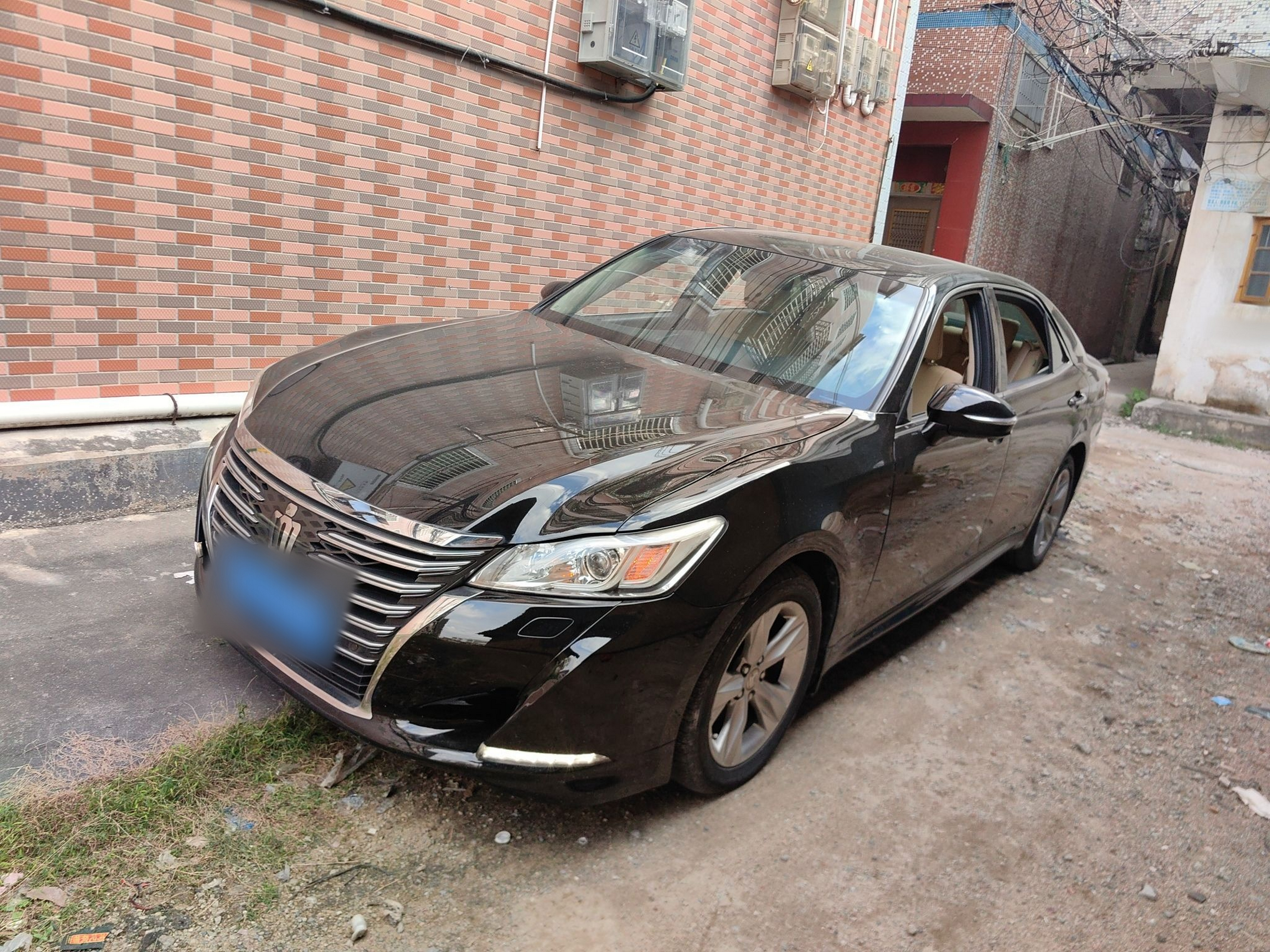 تحت مقدمة السيارة