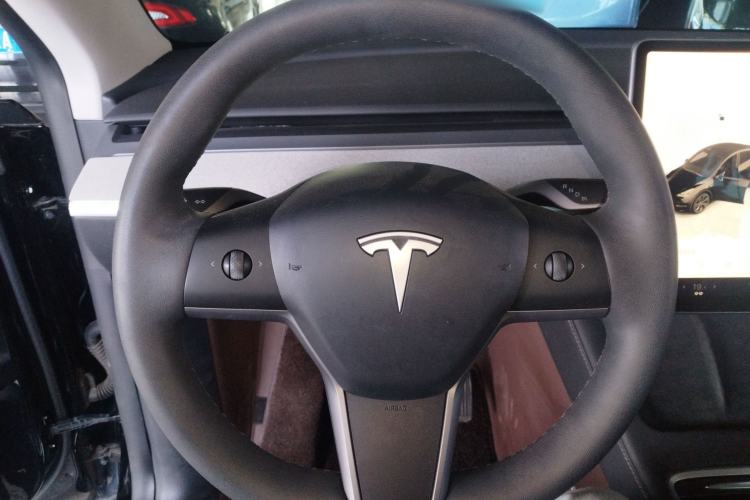 Used Tesla Model Y 2023 Long-Range All-Wheel-Drive Version
