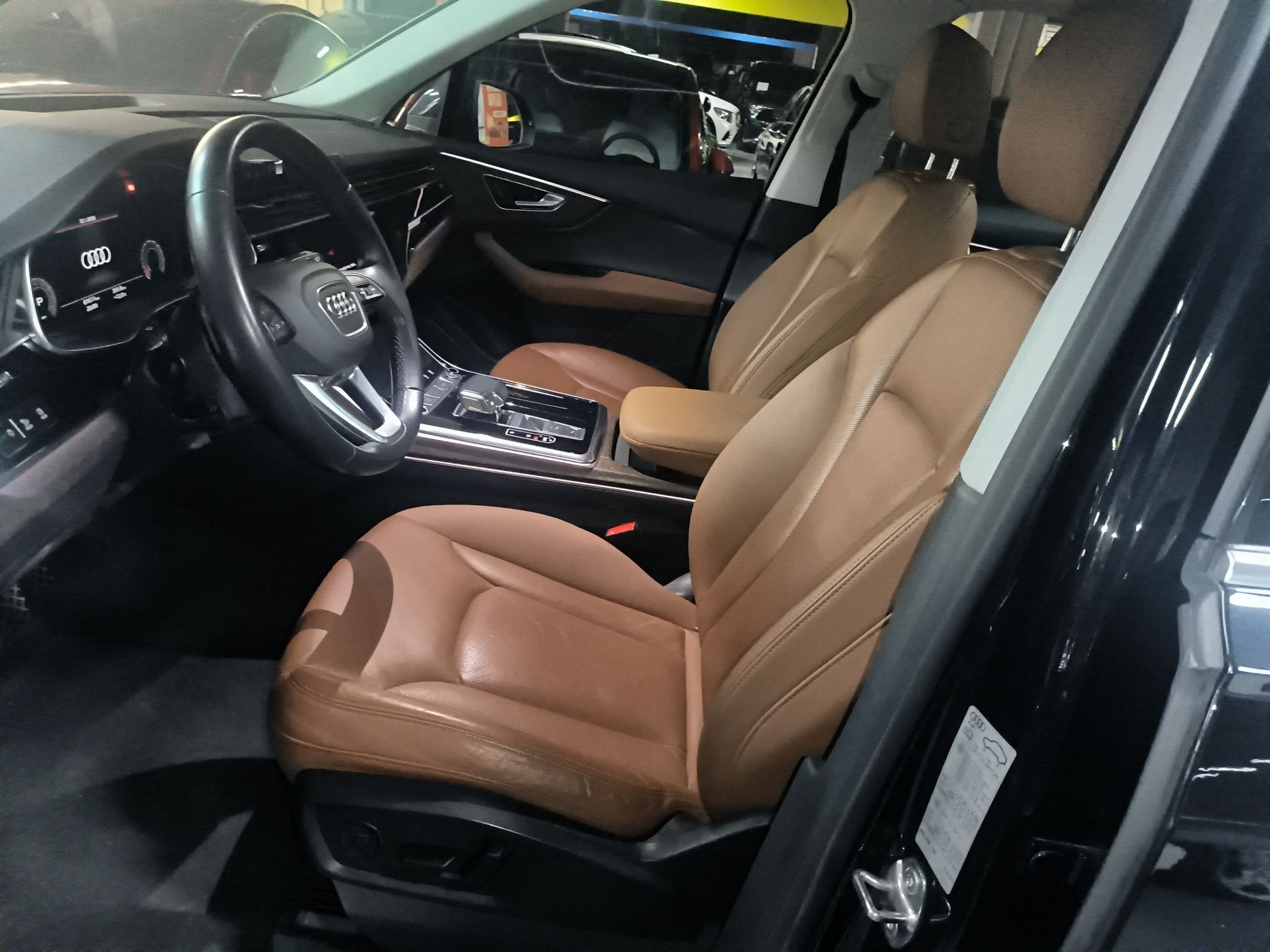 المقاعد الأمامية داخل السيارة