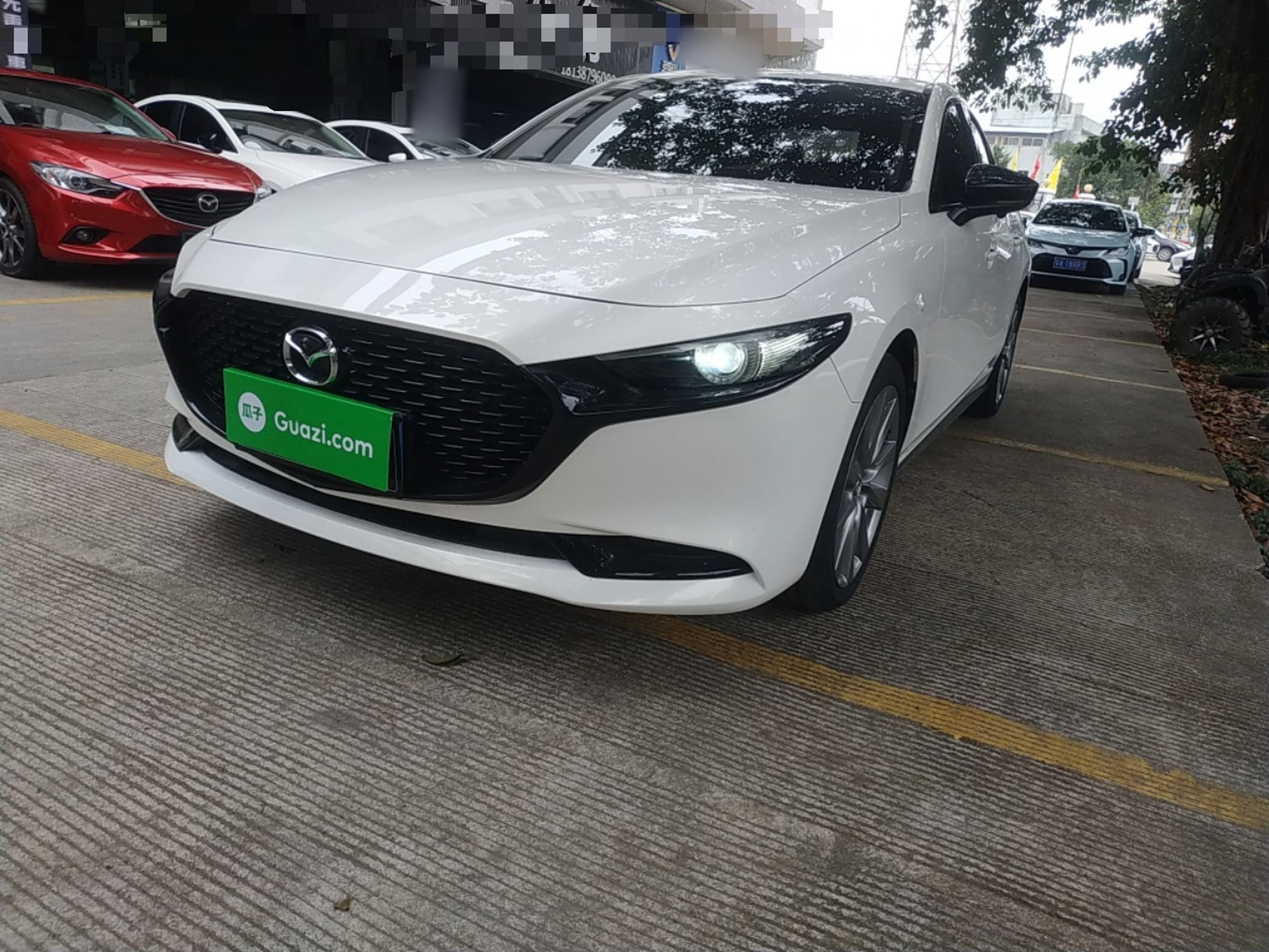 تحت مقدمة السيارة