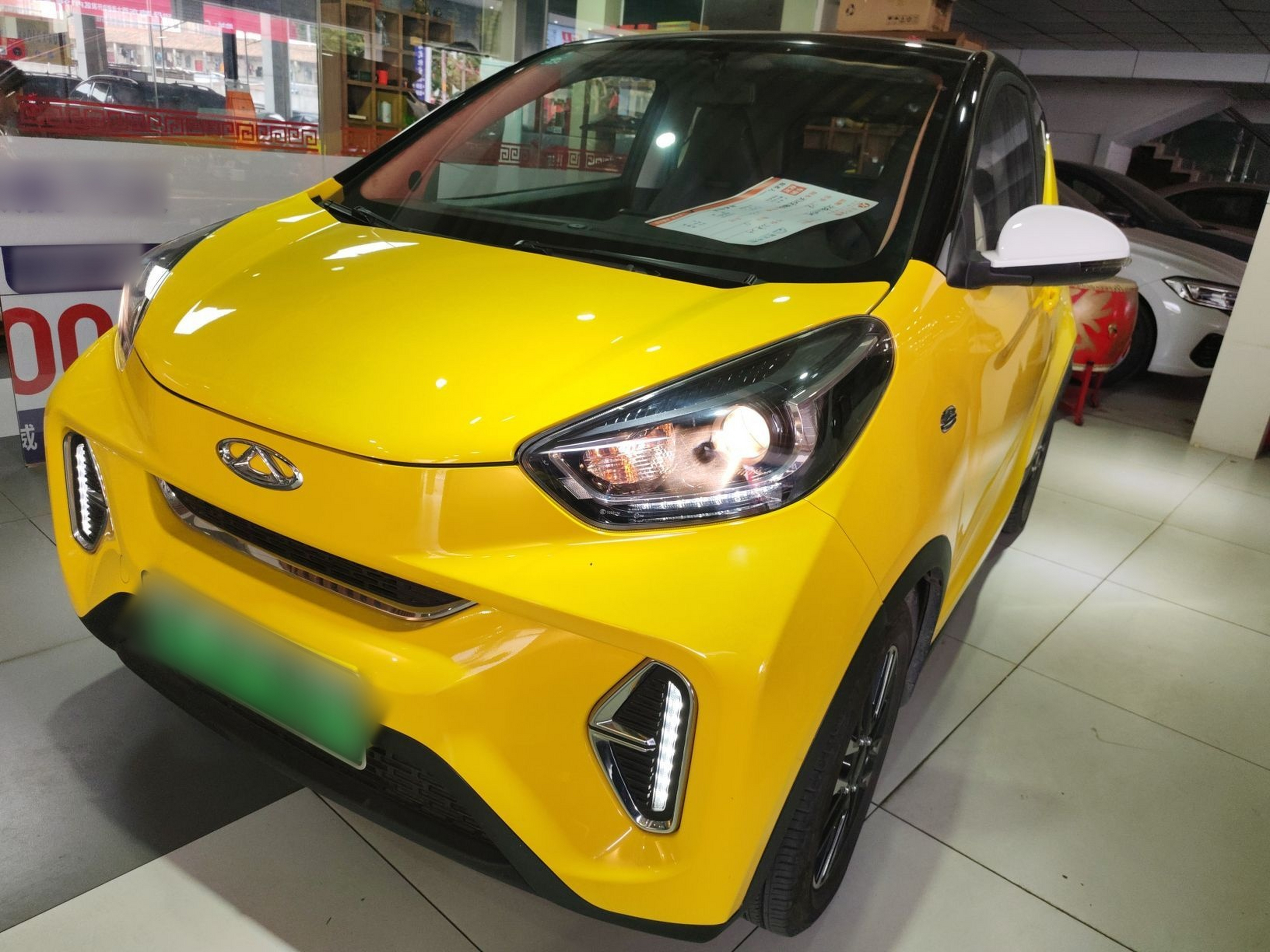 تحت مقدمة السيارة