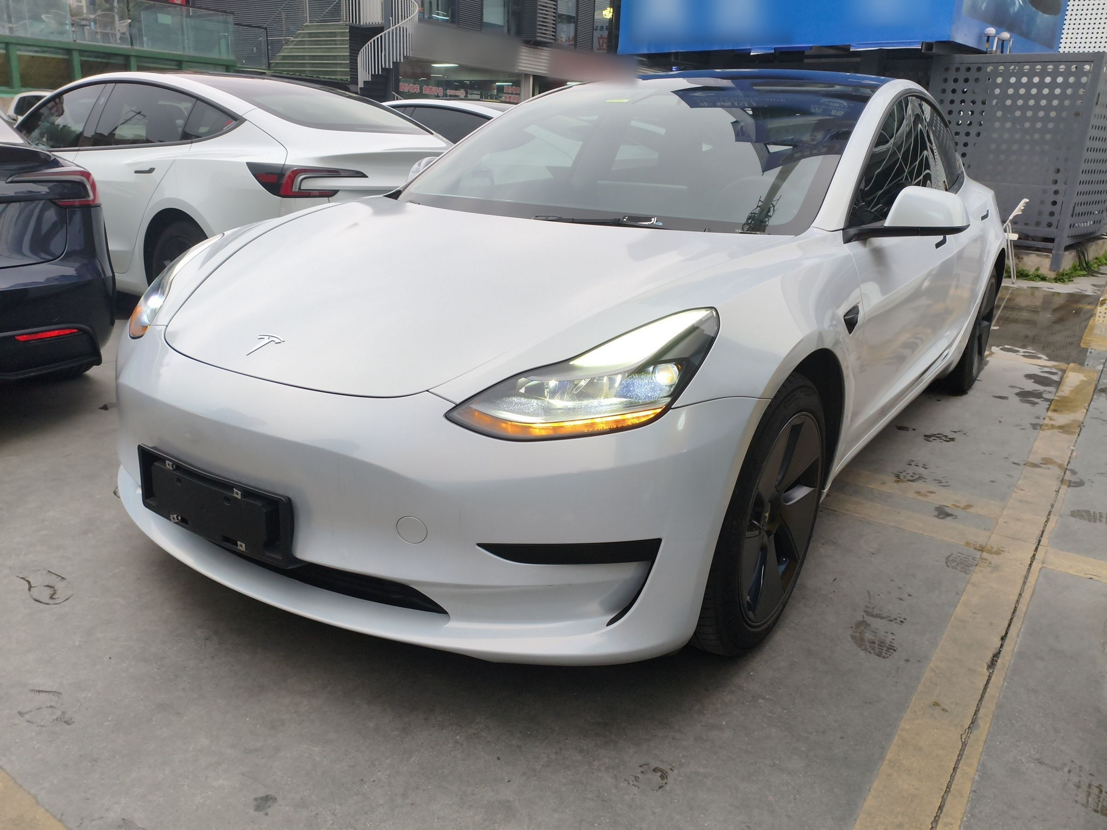 تحت مقدمة السيارة