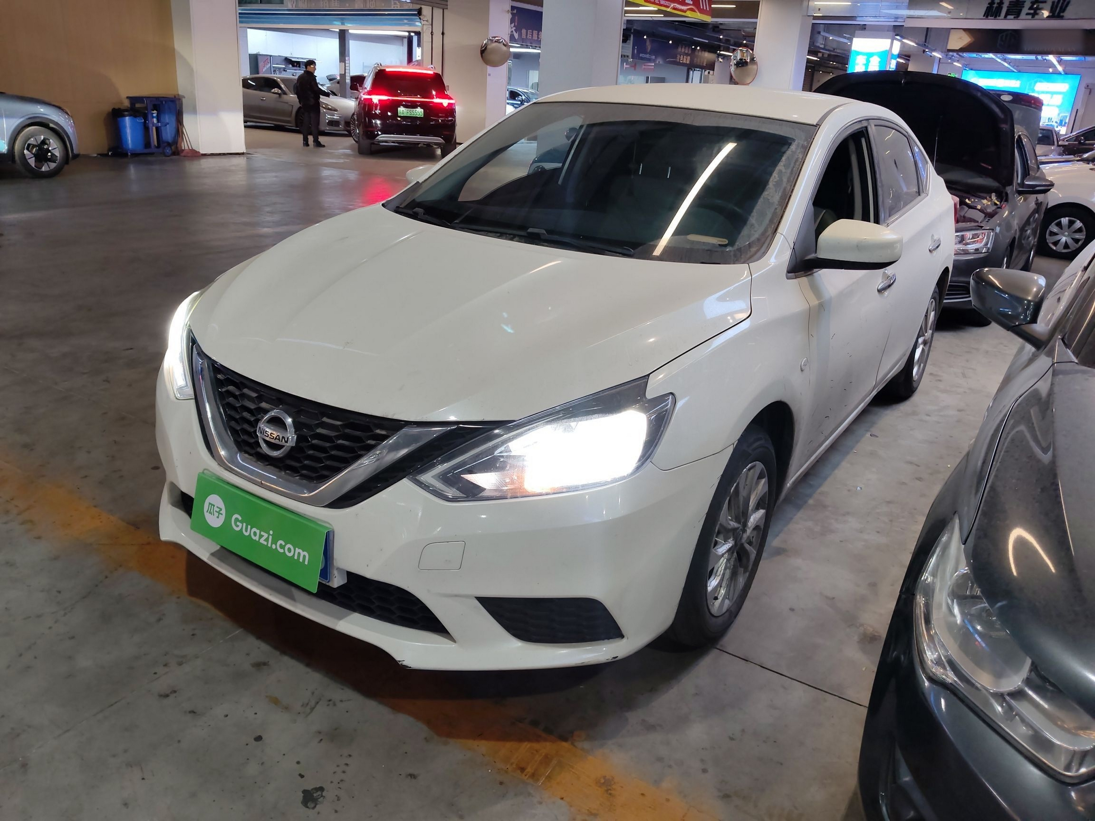 Под передней частью автомобиля