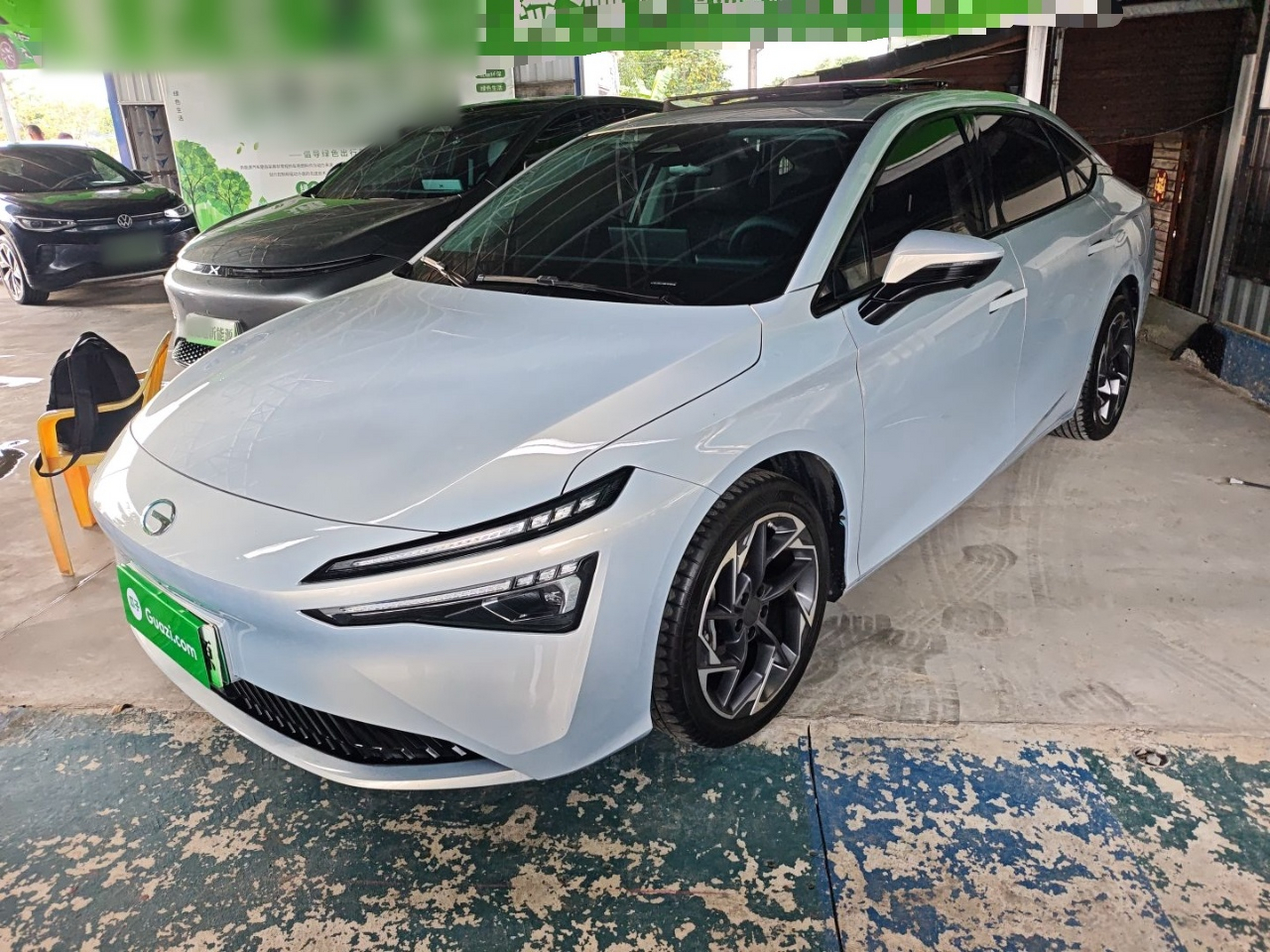 Под передней частью автомобиля