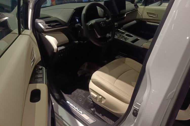 Used Toyota Sienna 2023 2.5L Hybrid Deluxe Edition
