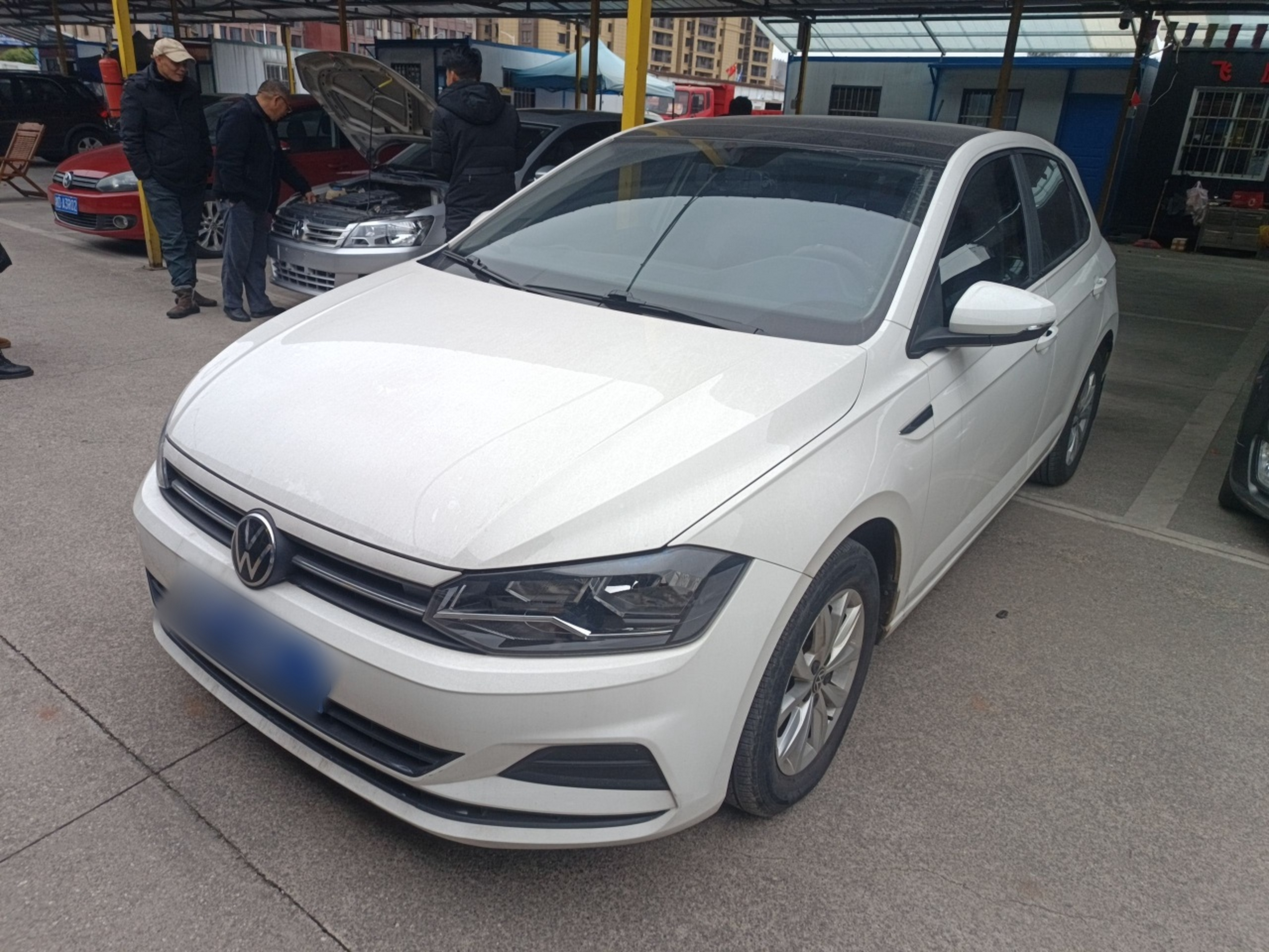 Под передней частью автомобиля