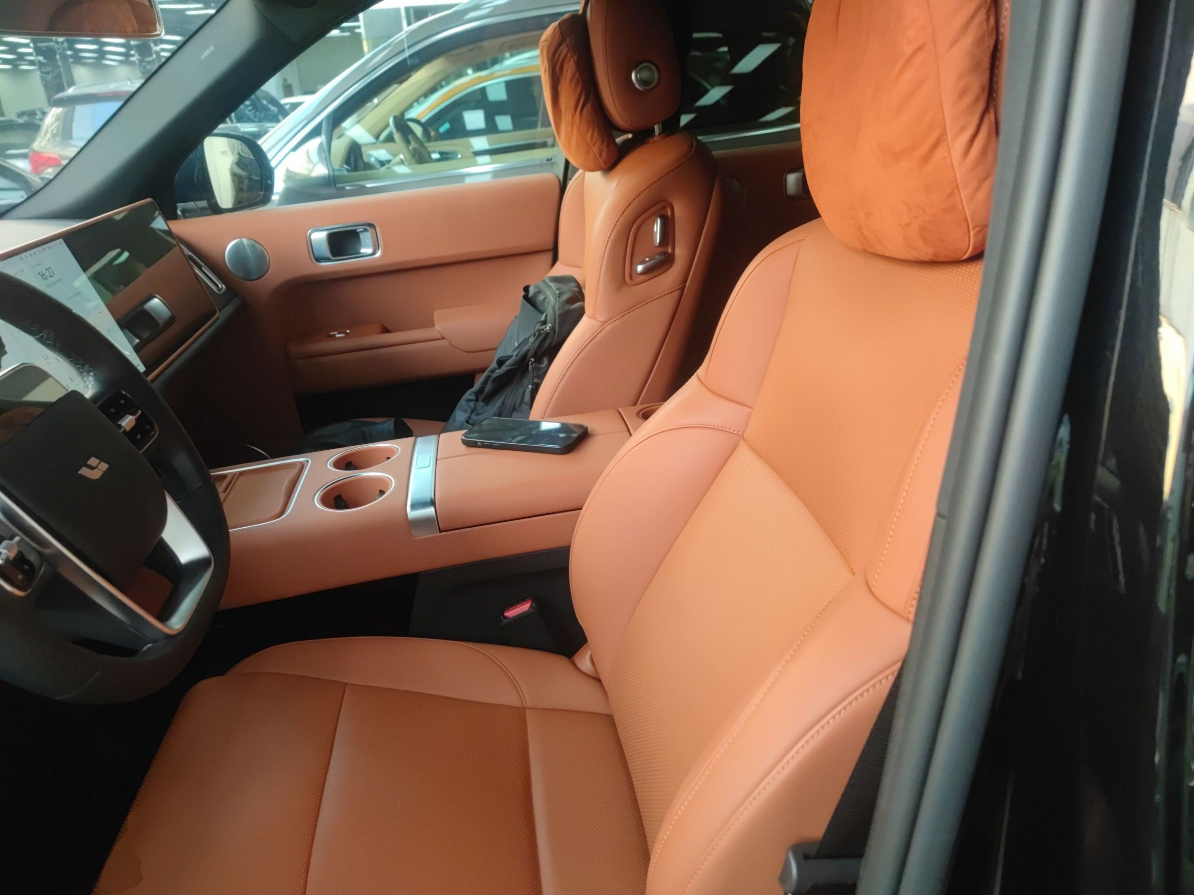 Переднее сиденье в автомобиле