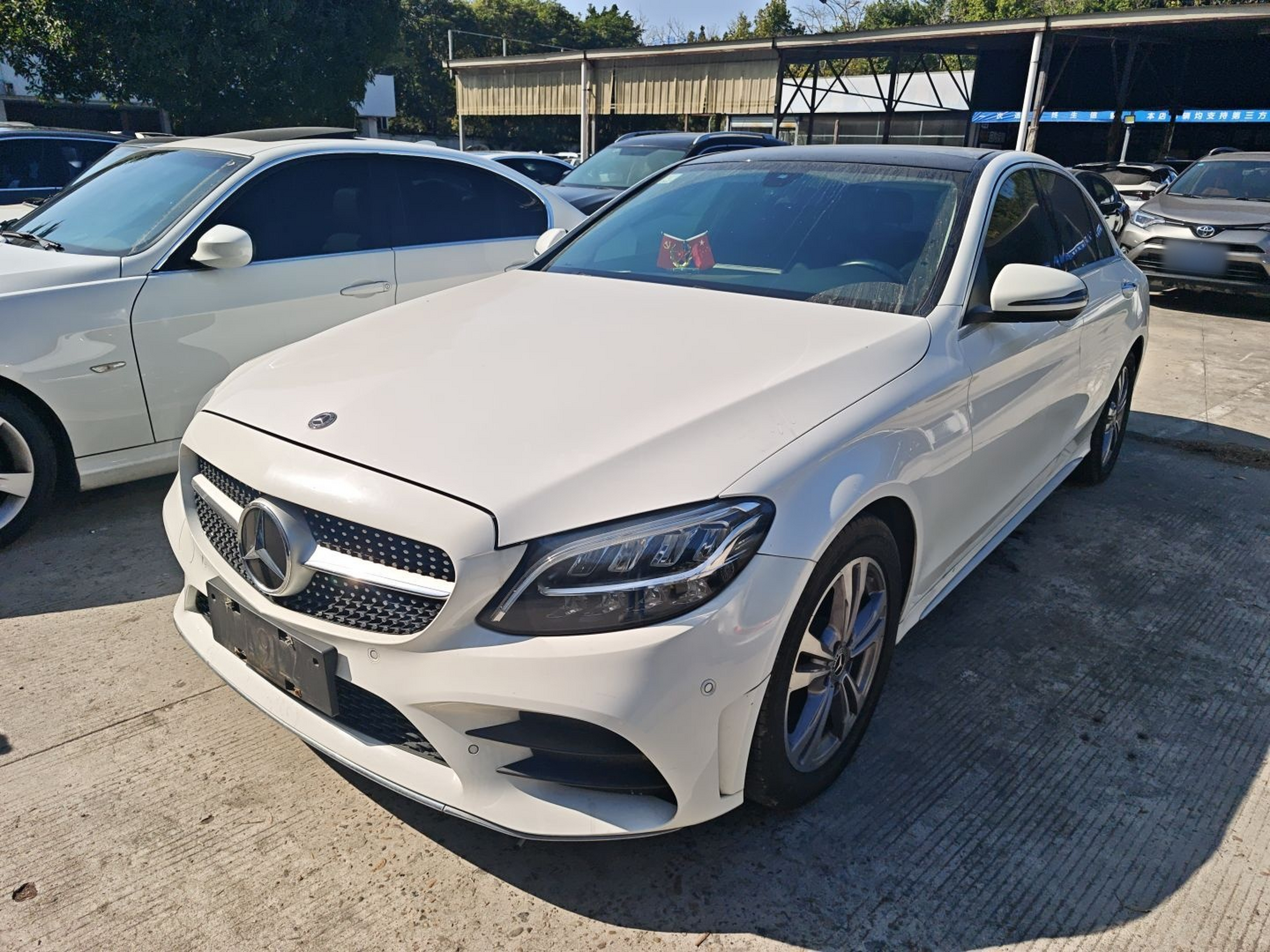 Под передней частью автомобиля