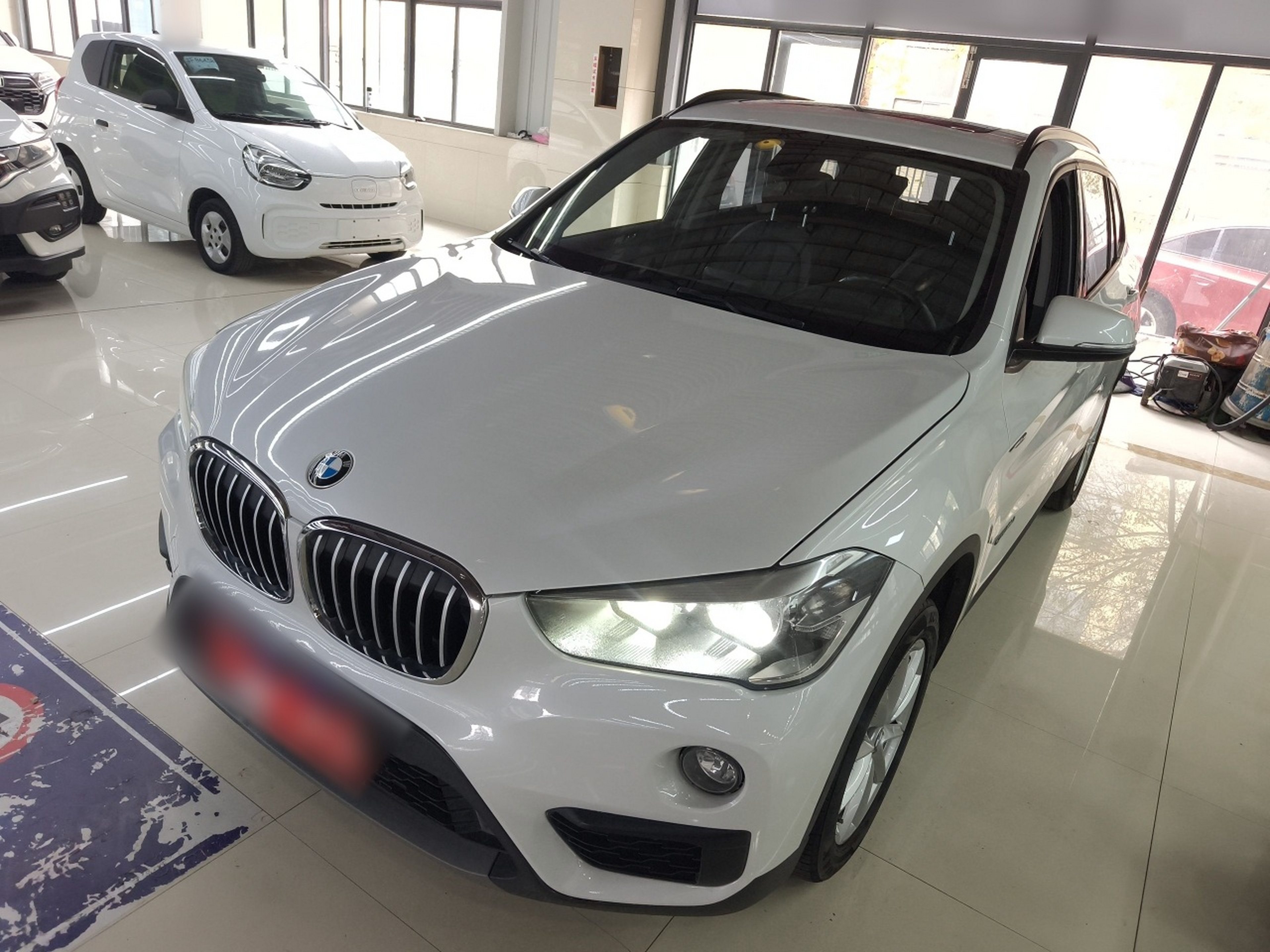 تحت مقدمة السيارة