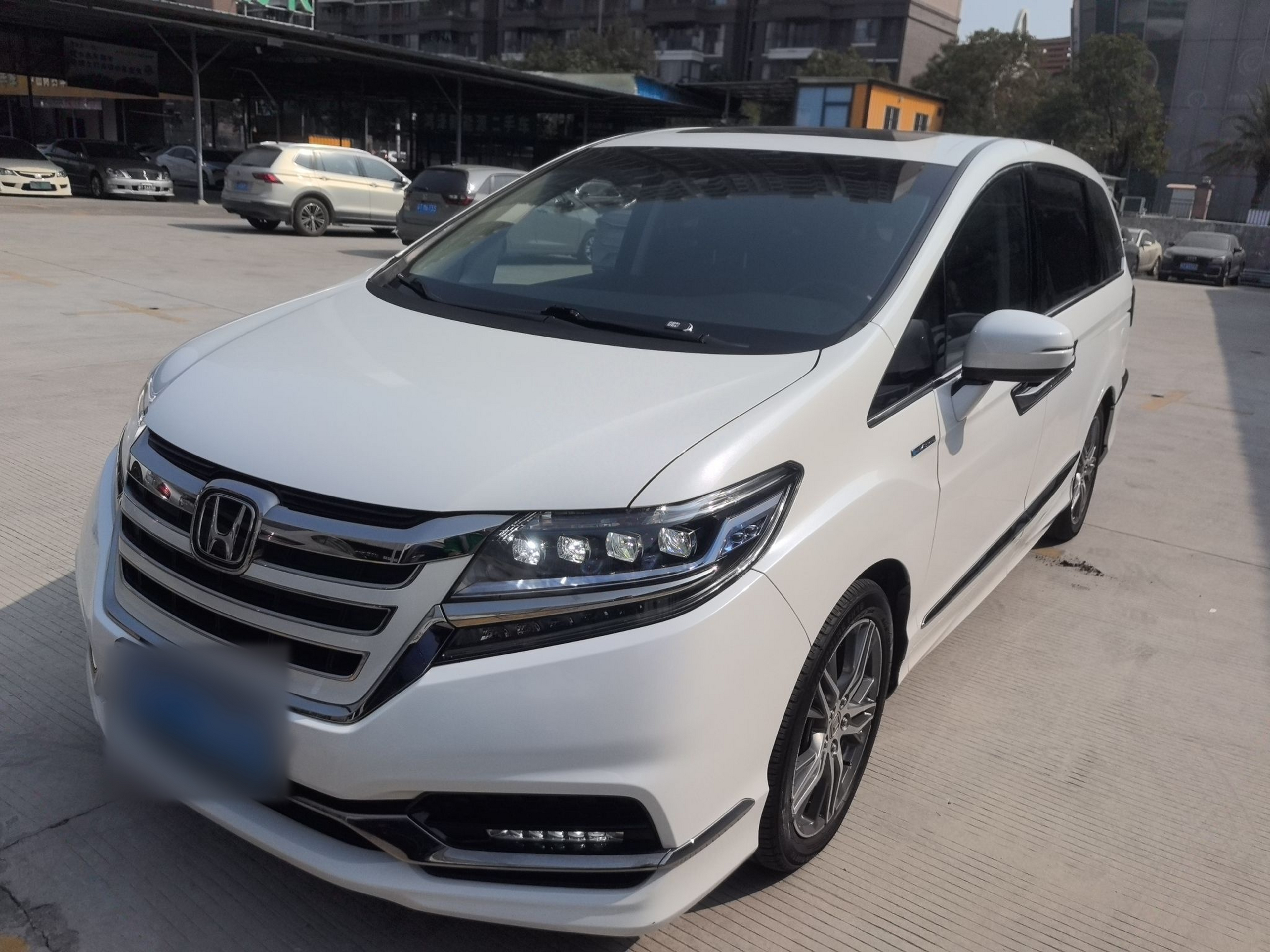 تحت مقدمة السيارة