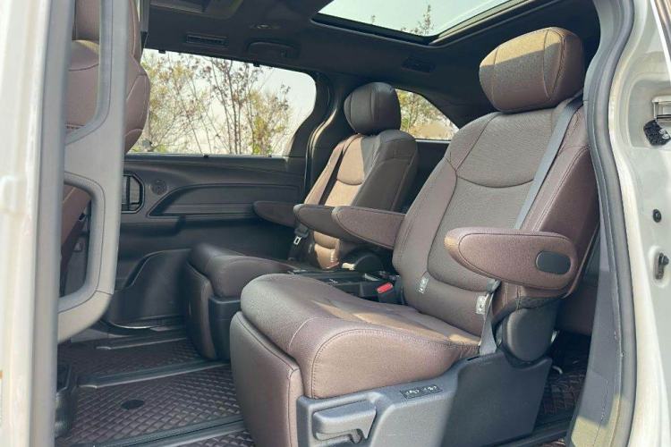 Used Toyota Sienna 2021 2.5L Hybrid Platinum Edition
