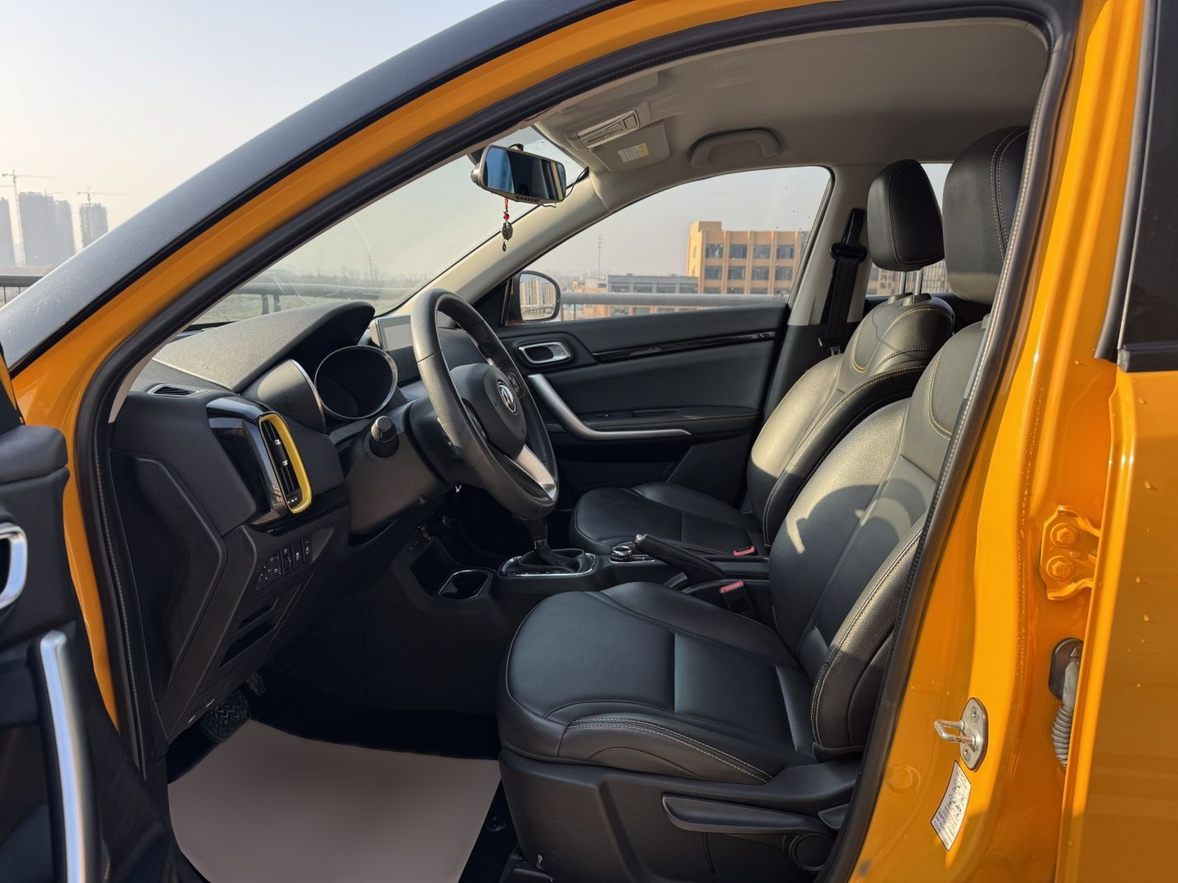 Переднее сиденье в автомобиле