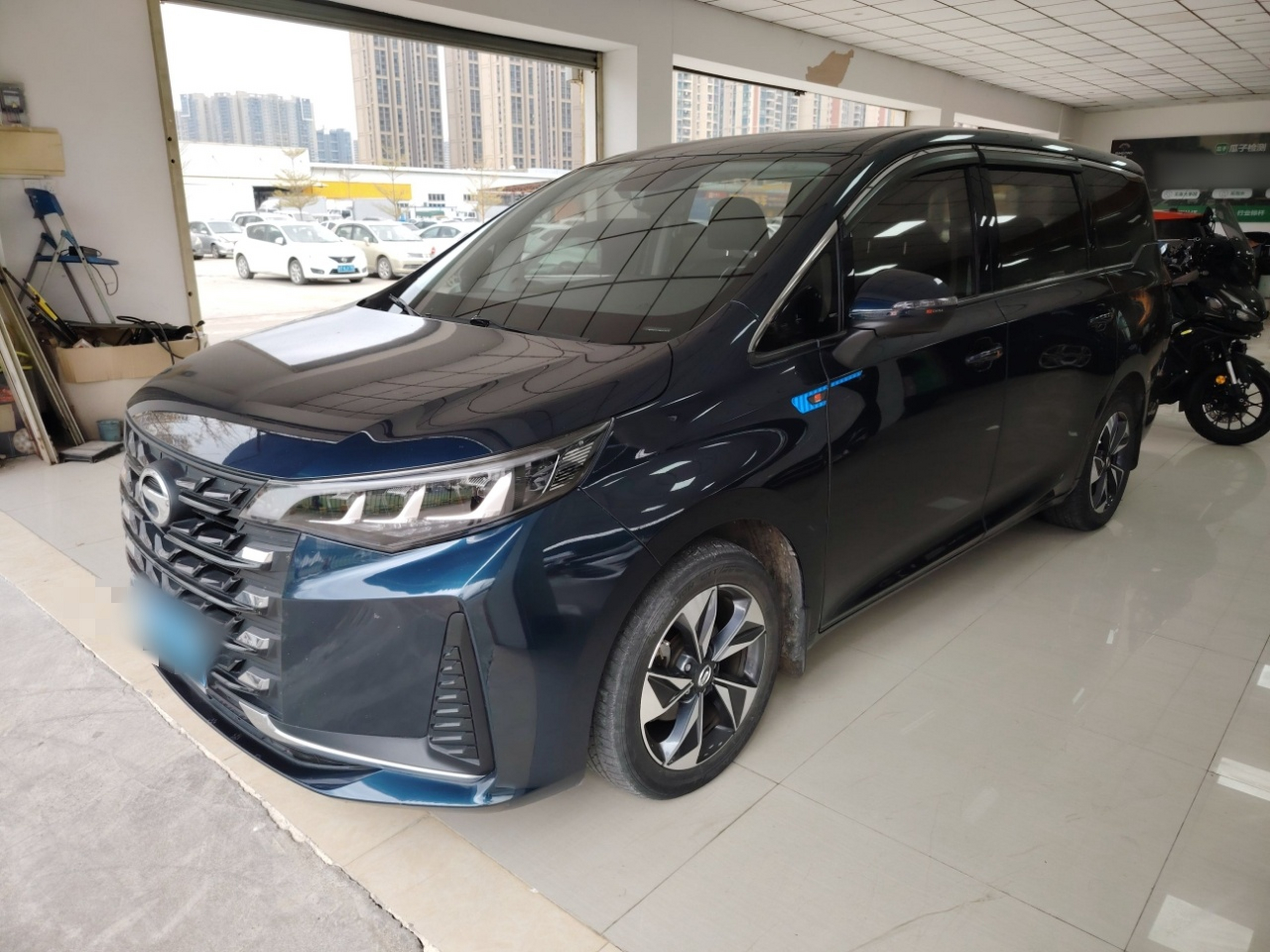 Под передней частью автомобиля