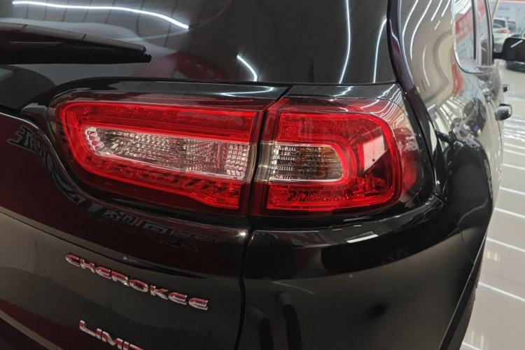 Used  Cherokee 2020 2.0L Two-Wheel Drive Classic Sports Edition
